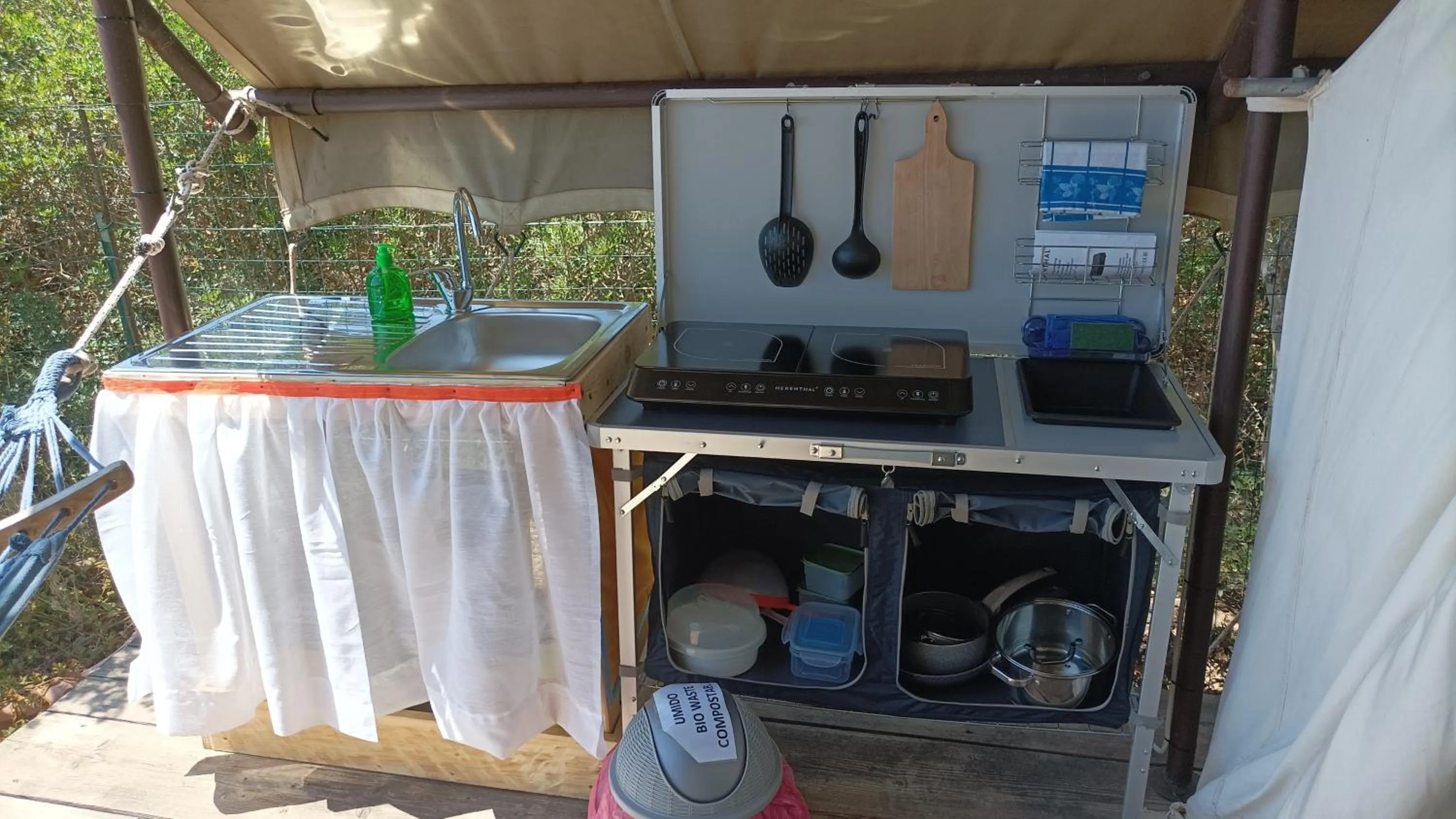 Kitchen or kitchenette in B&B Glamping Semaforo Capo Sperone