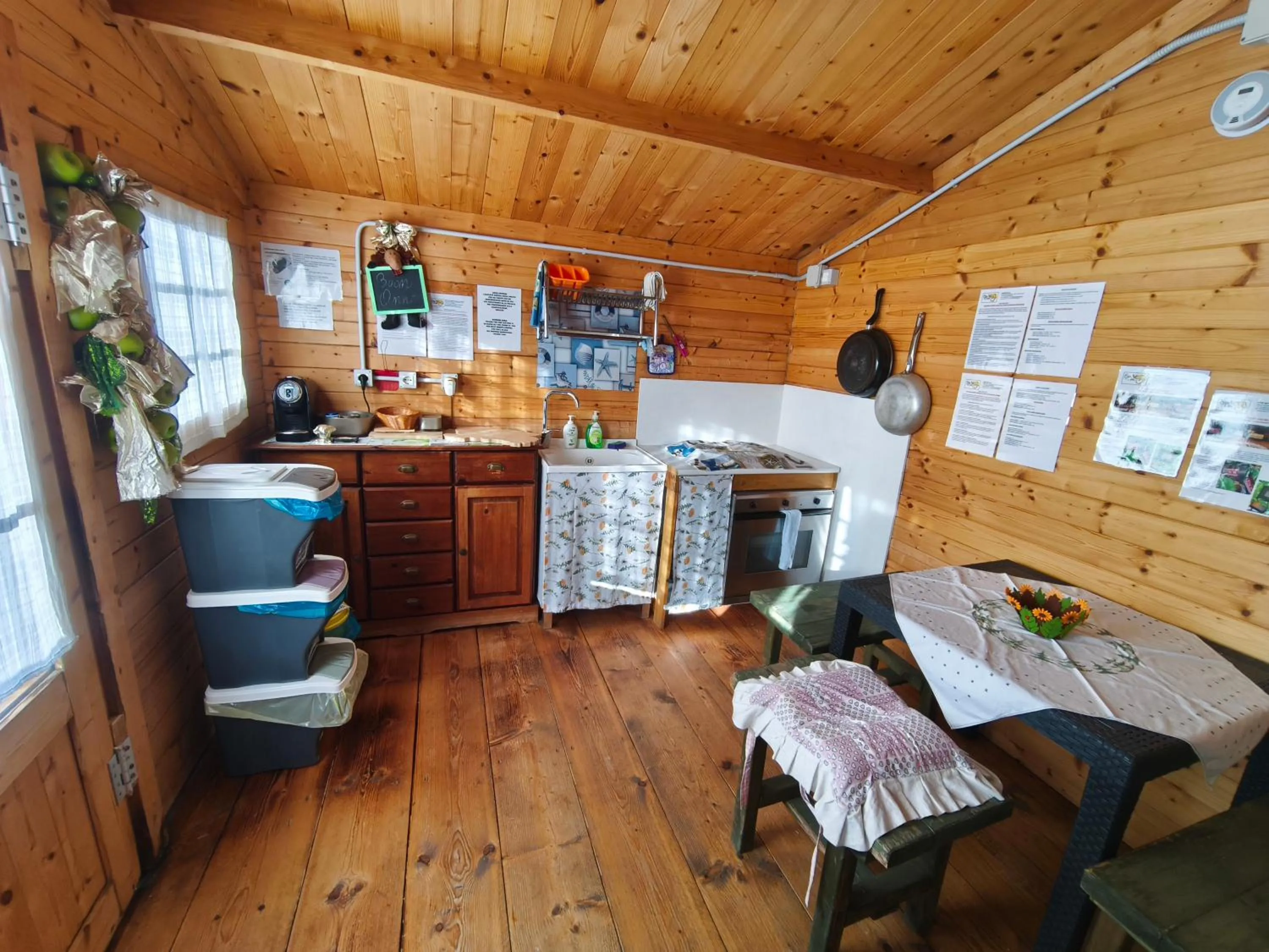 Kitchen or kitchenette in B&B Glamping Semaforo Capo Sperone
