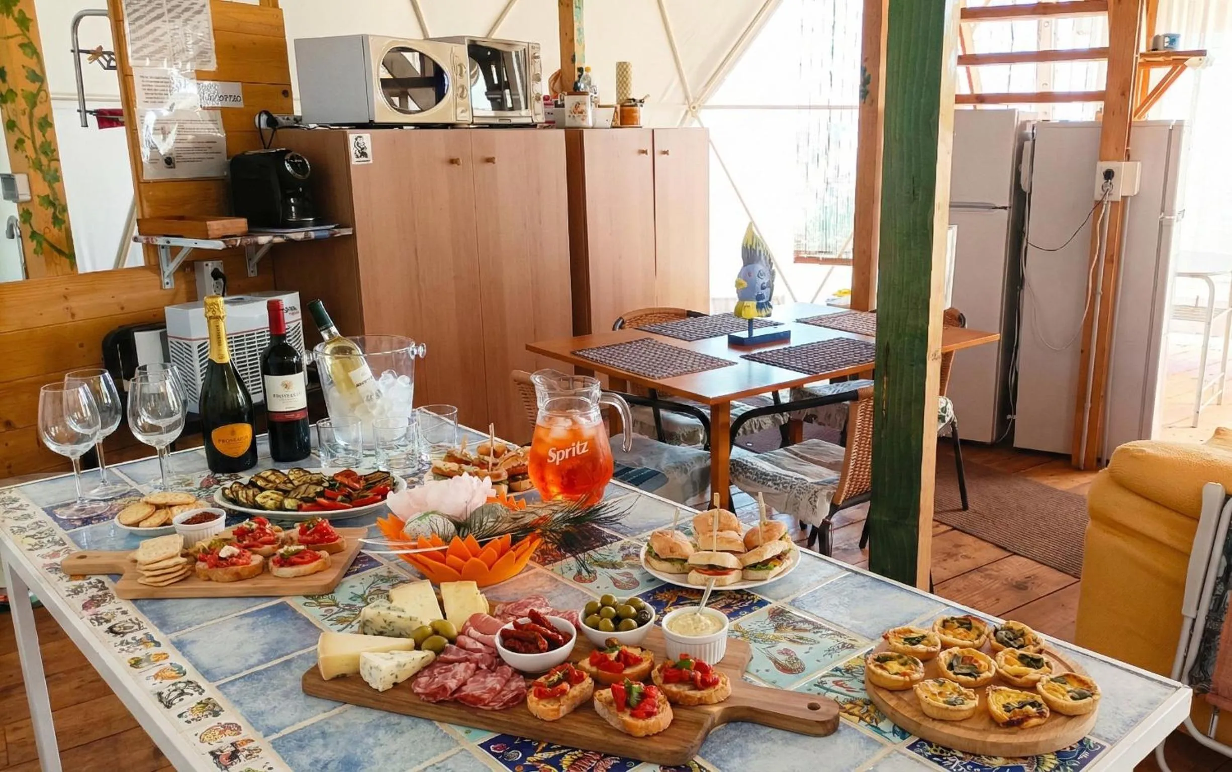 Kitchen or kitchenette in B&B Glamping Semaforo Capo Sperone