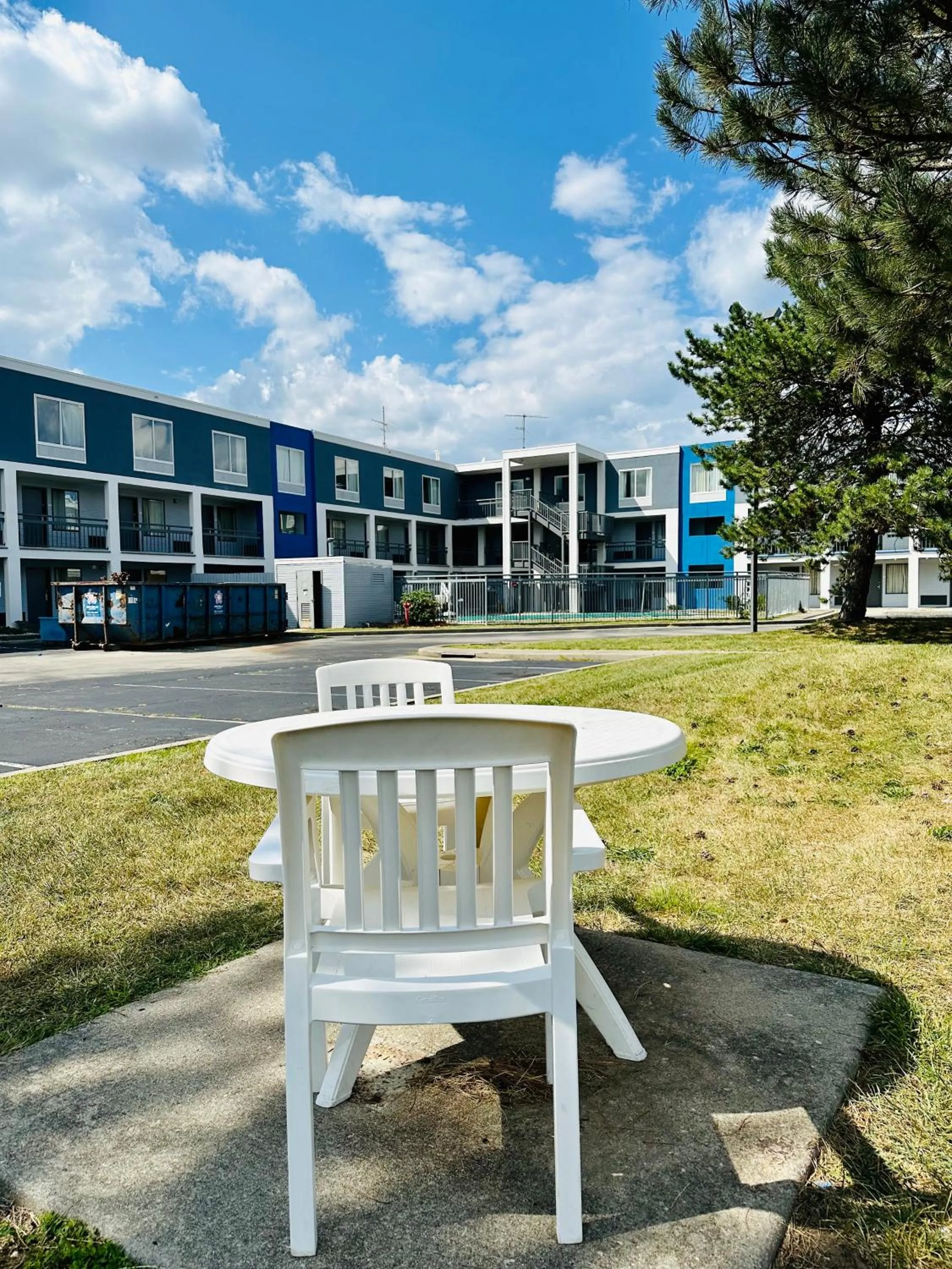 Seating area in BlissPoint Inn Northwest Indianapolis