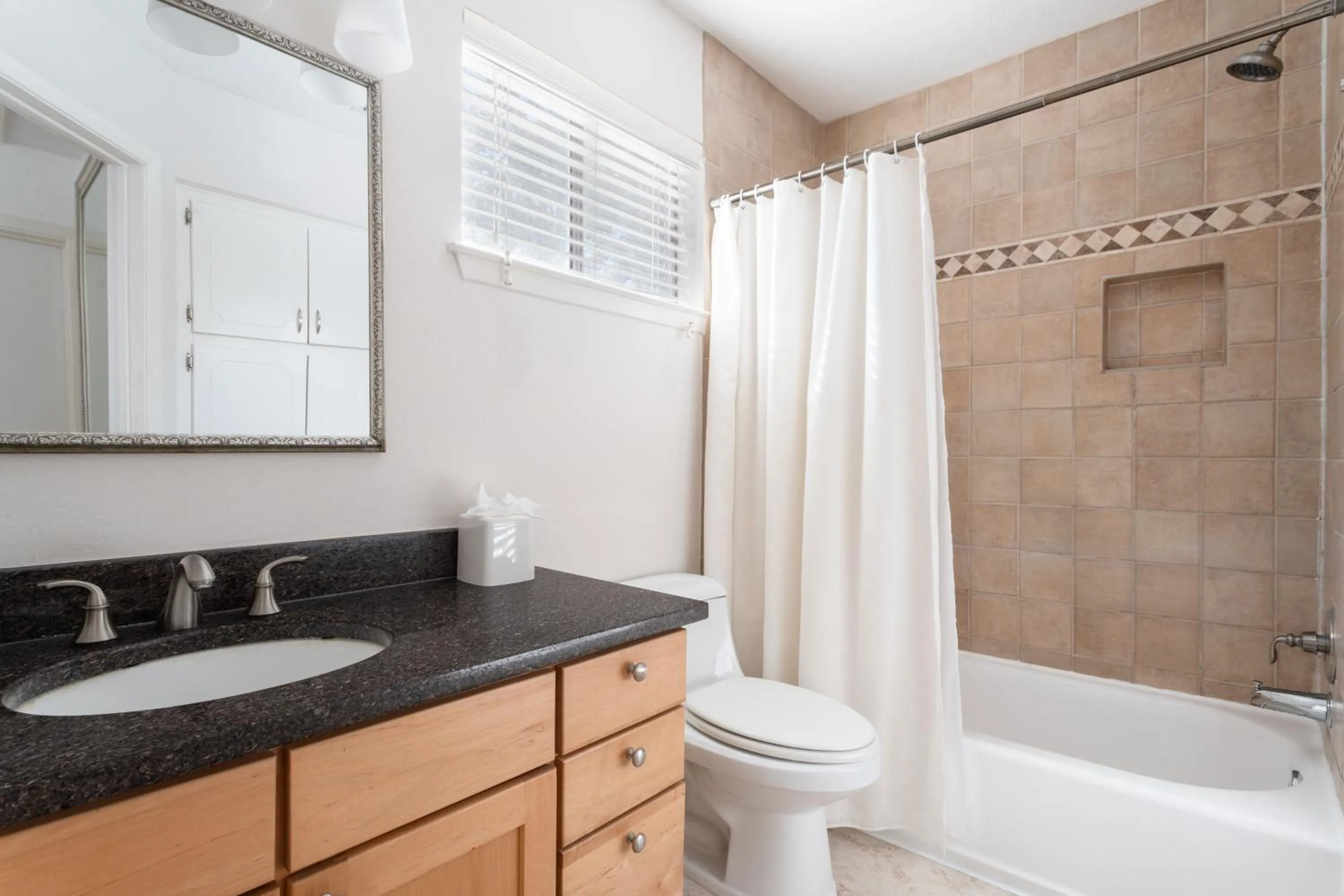 Bathroom in Locale Bouldin Creek - Austin