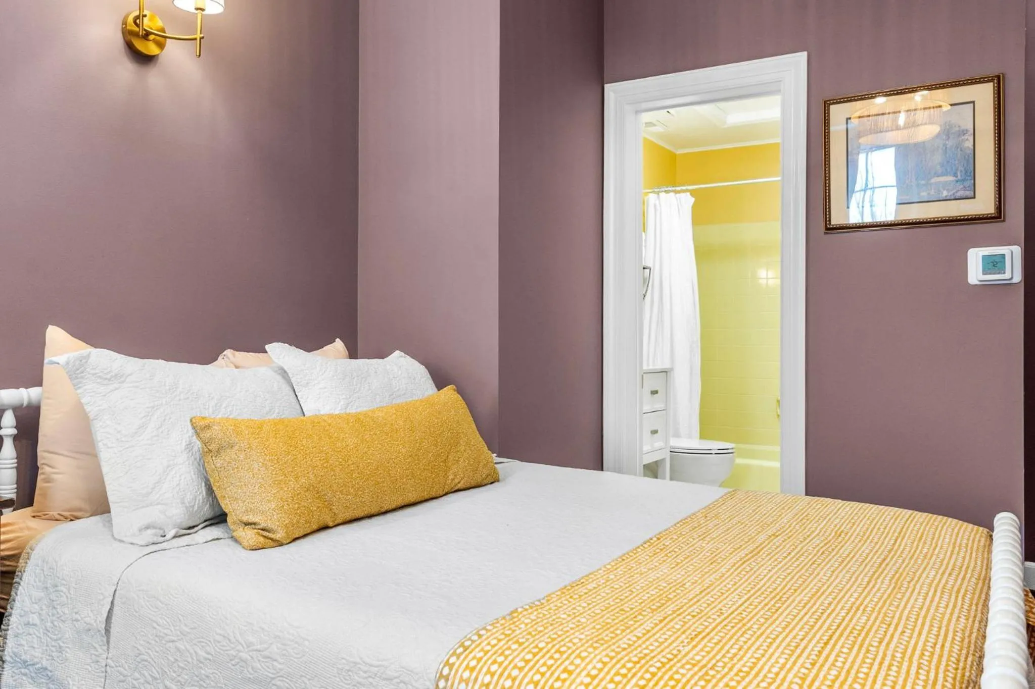 Bed in Leesburg Colonial Inn