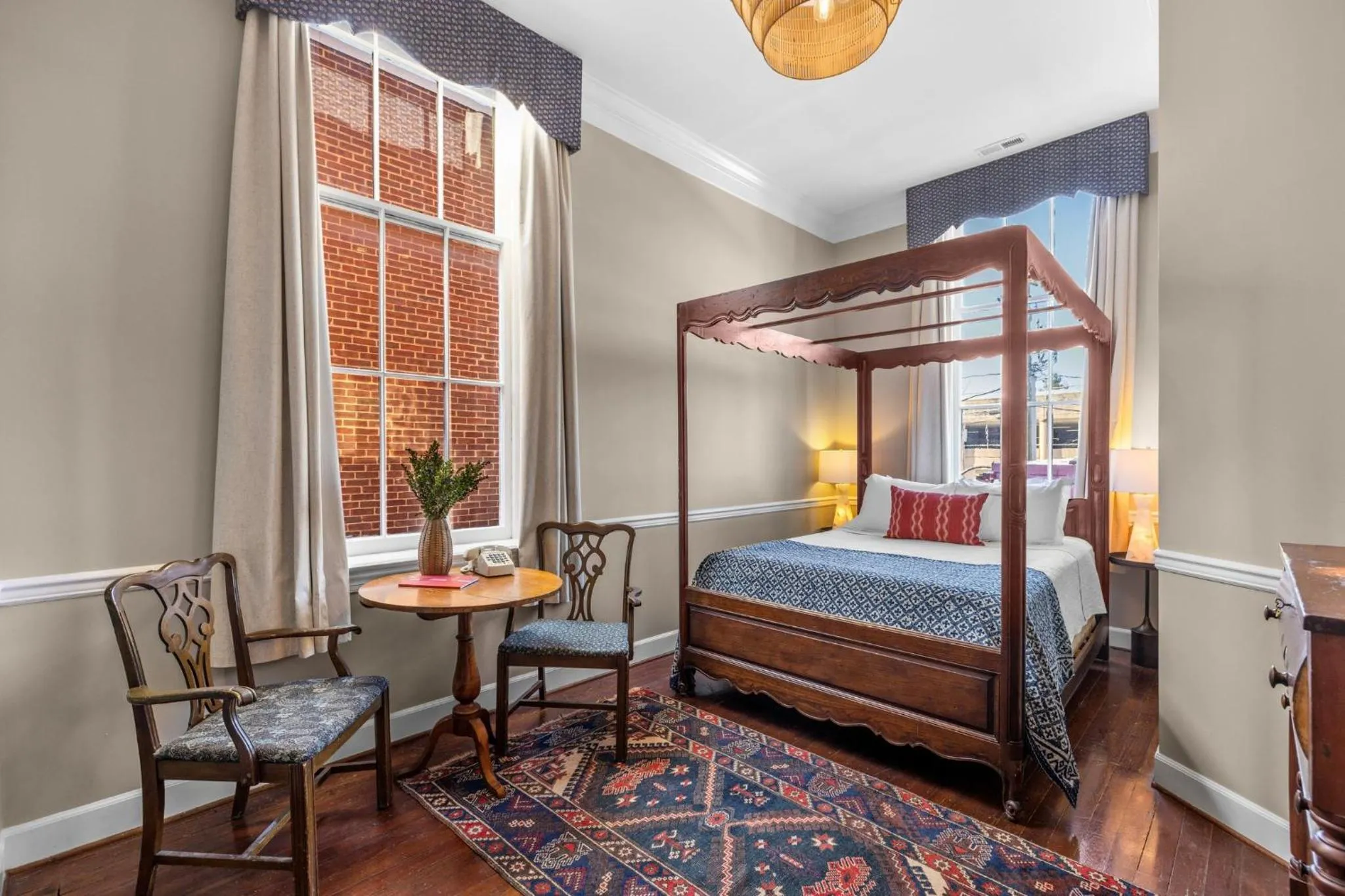 Bed in Leesburg Colonial Inn