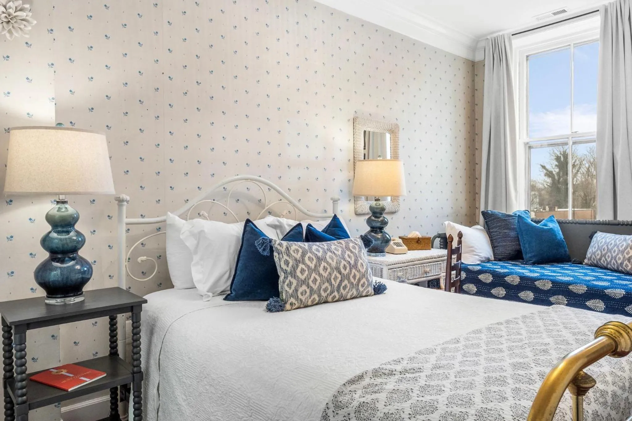 Bed in Leesburg Colonial Inn