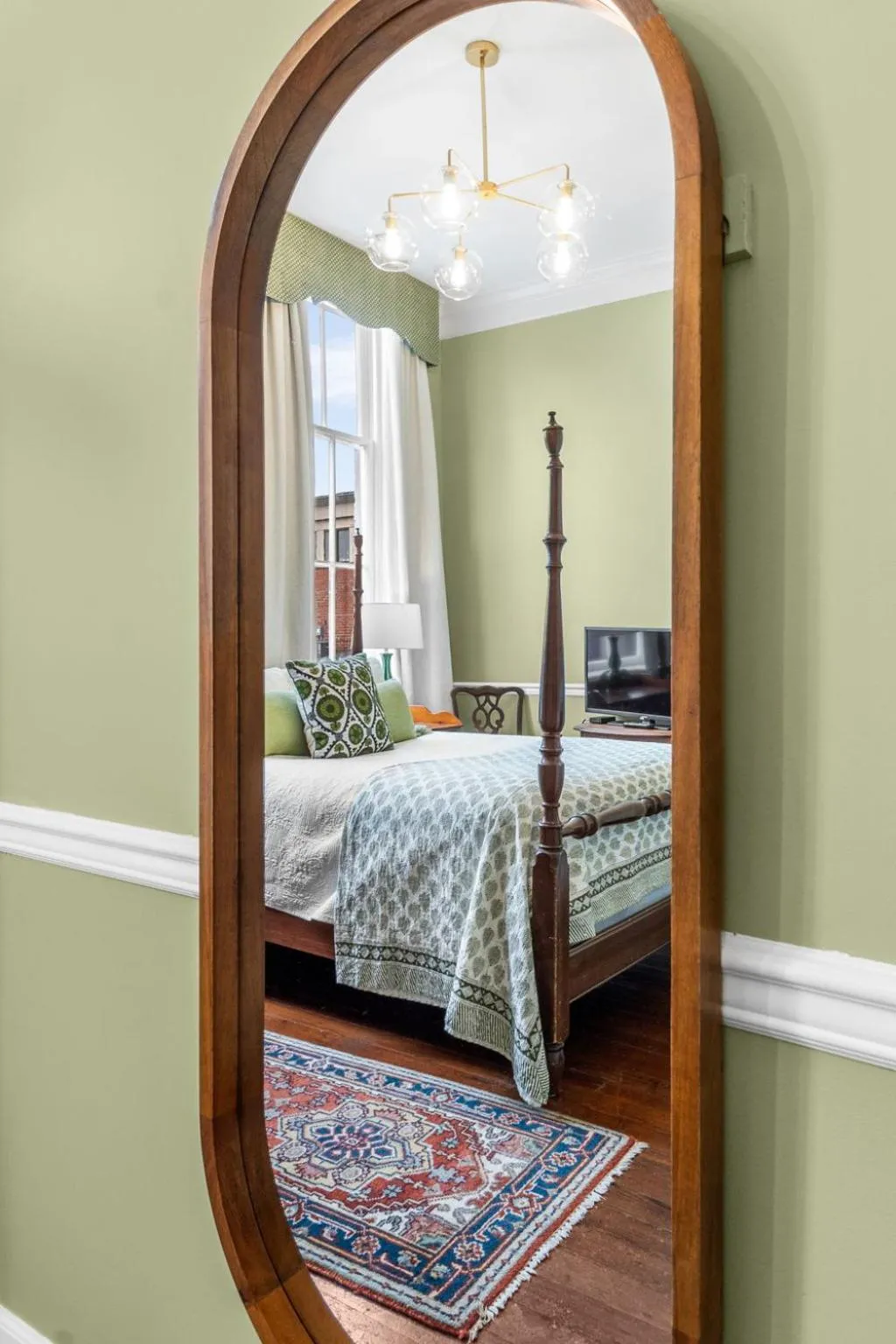 Bed in Leesburg Colonial Inn