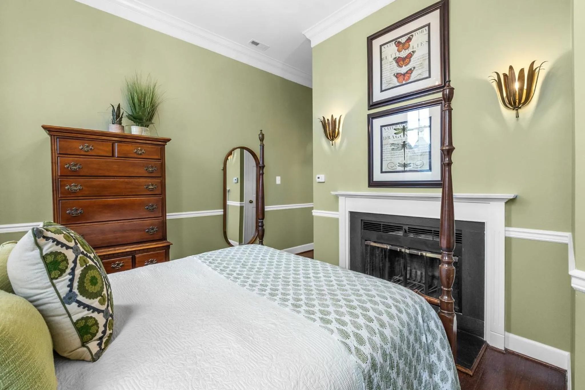Bed in Leesburg Colonial Inn