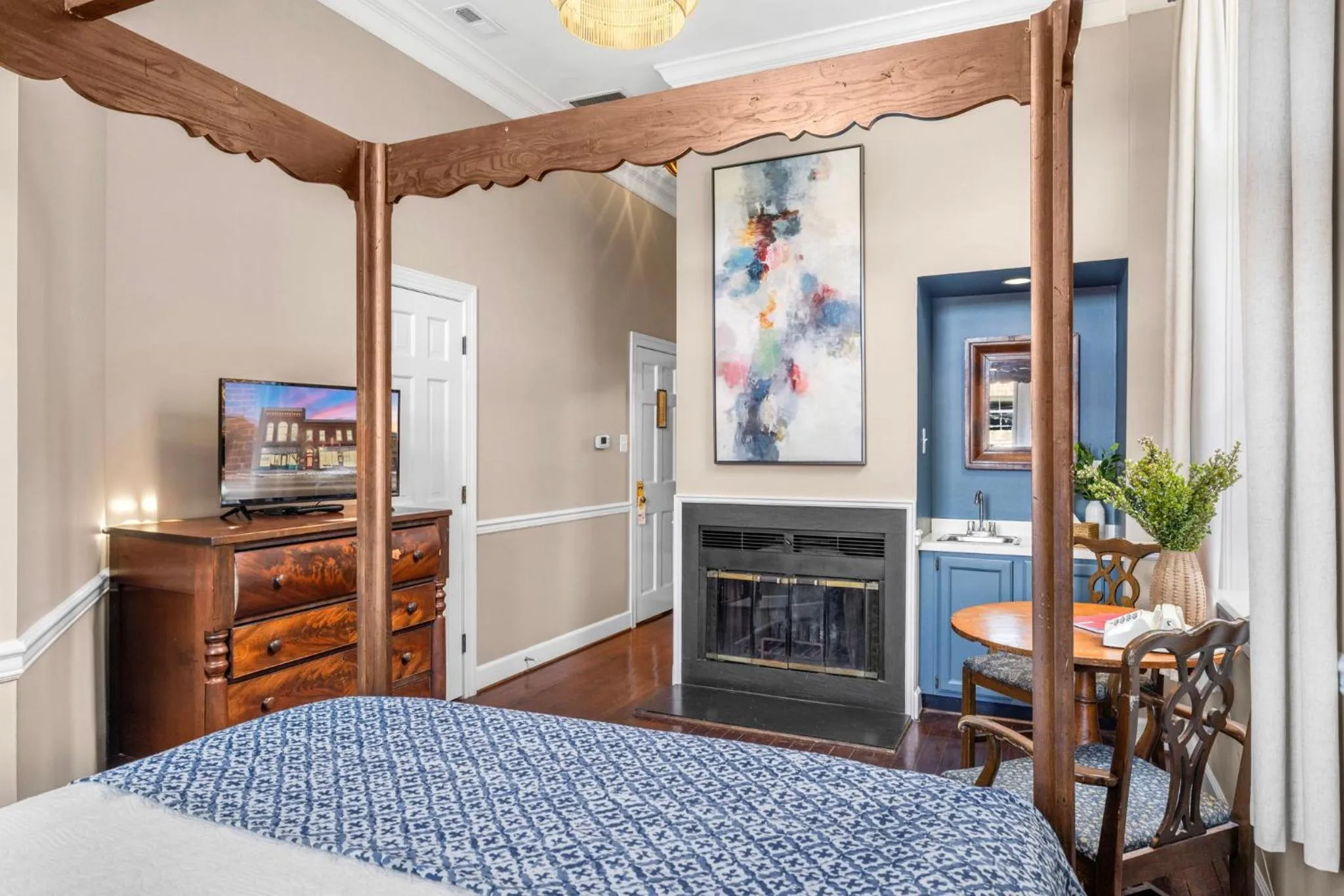 Bed in Leesburg Colonial Inn