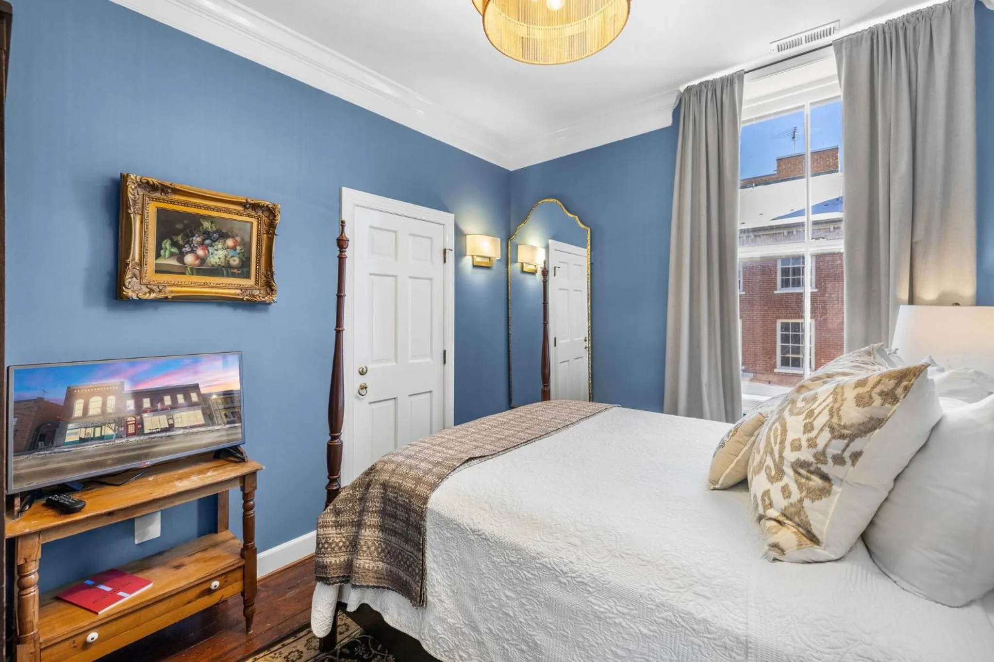 Bed in Leesburg Colonial Inn