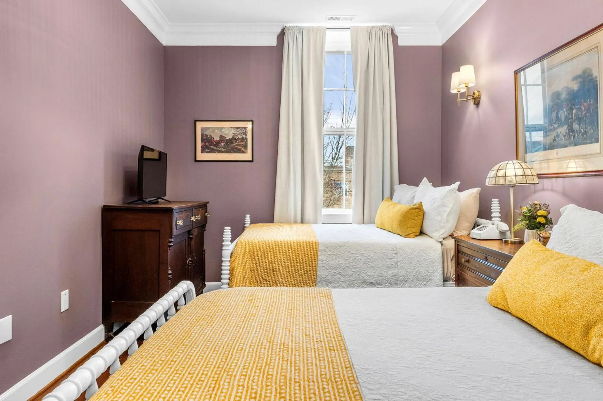 Bed in Leesburg Colonial Inn