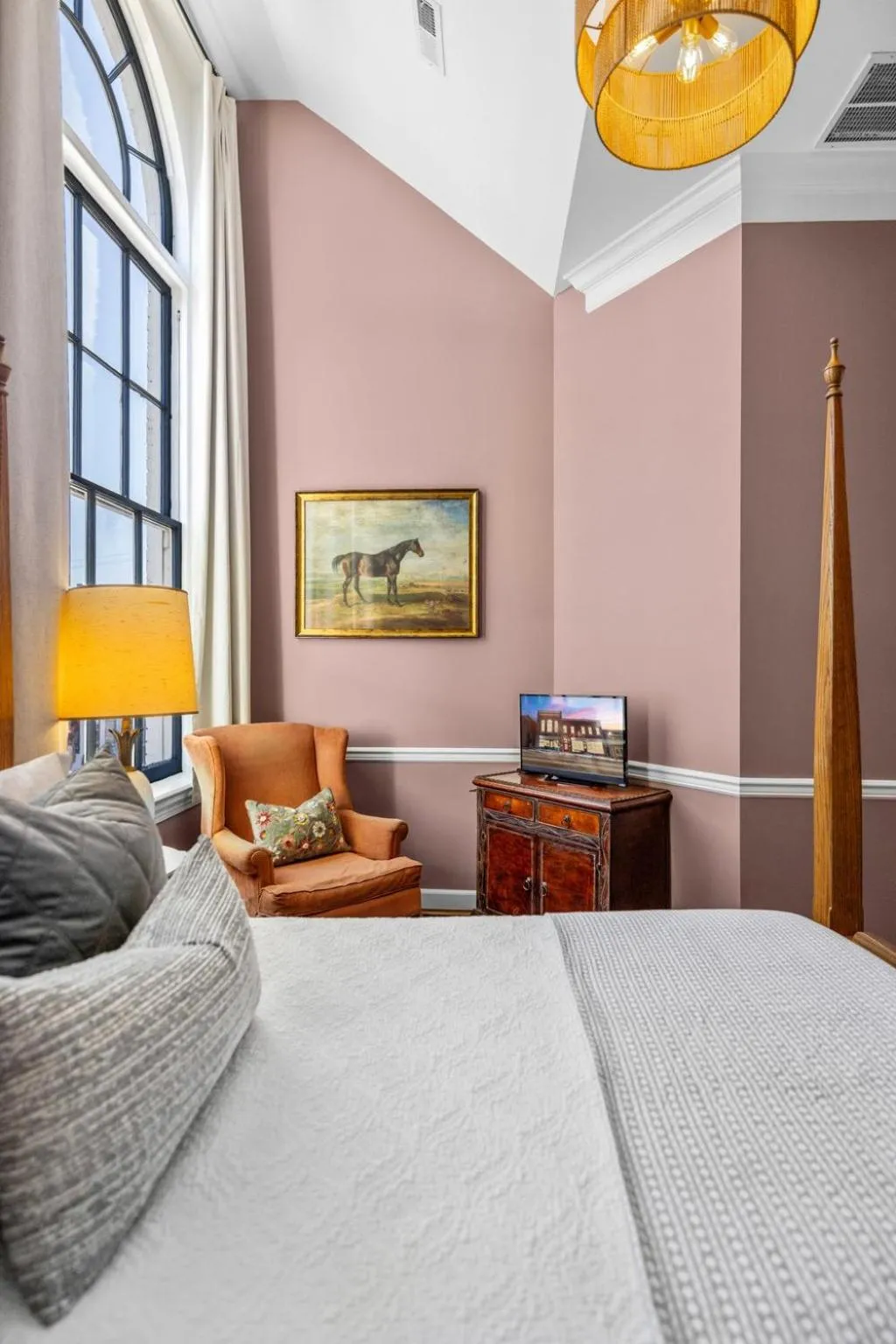 Bed in Leesburg Colonial Inn