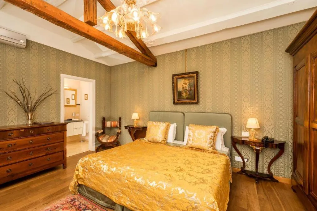 Photo of the whole room, Bed in Relais Alberti