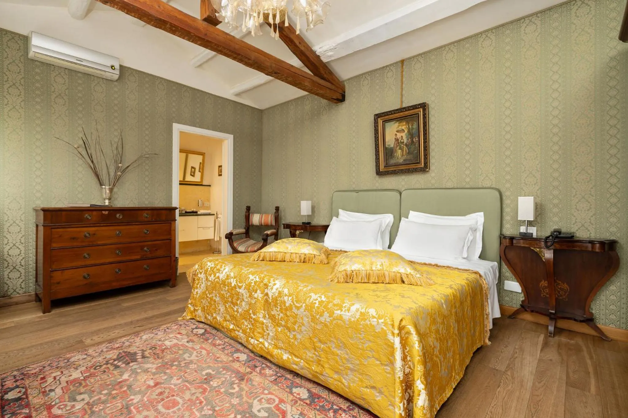 Photo of the whole room, Bed in Relais Alberti