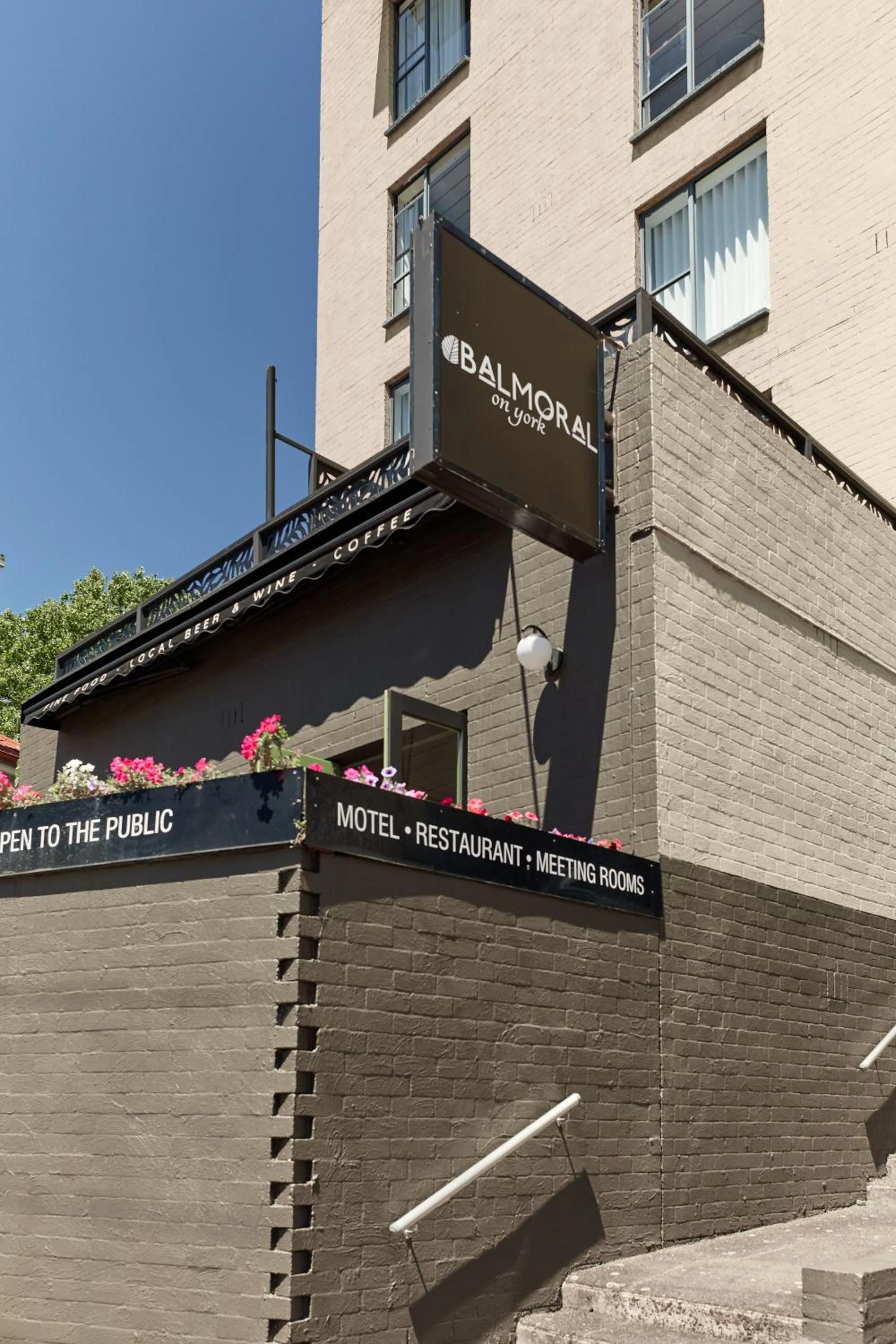 Property building in Balmoral On York