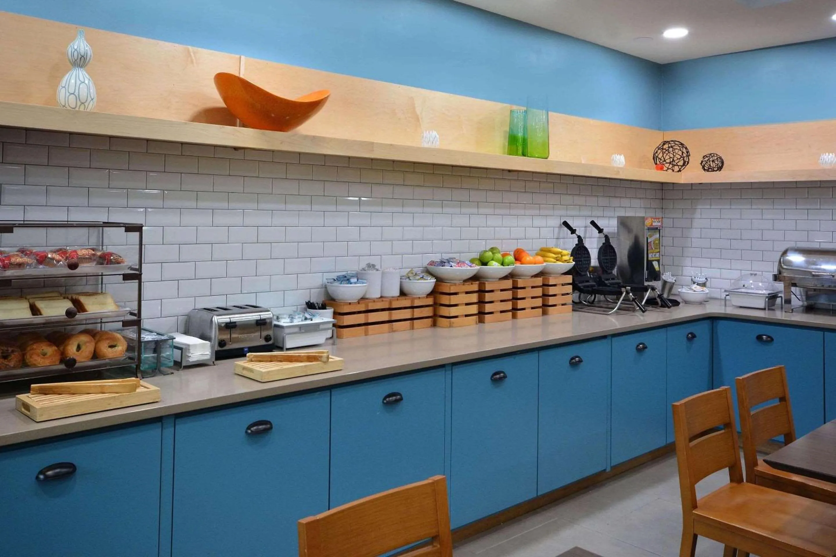 Breakfast in Country Inn & Suites by Radisson, Asheville West near Biltmore