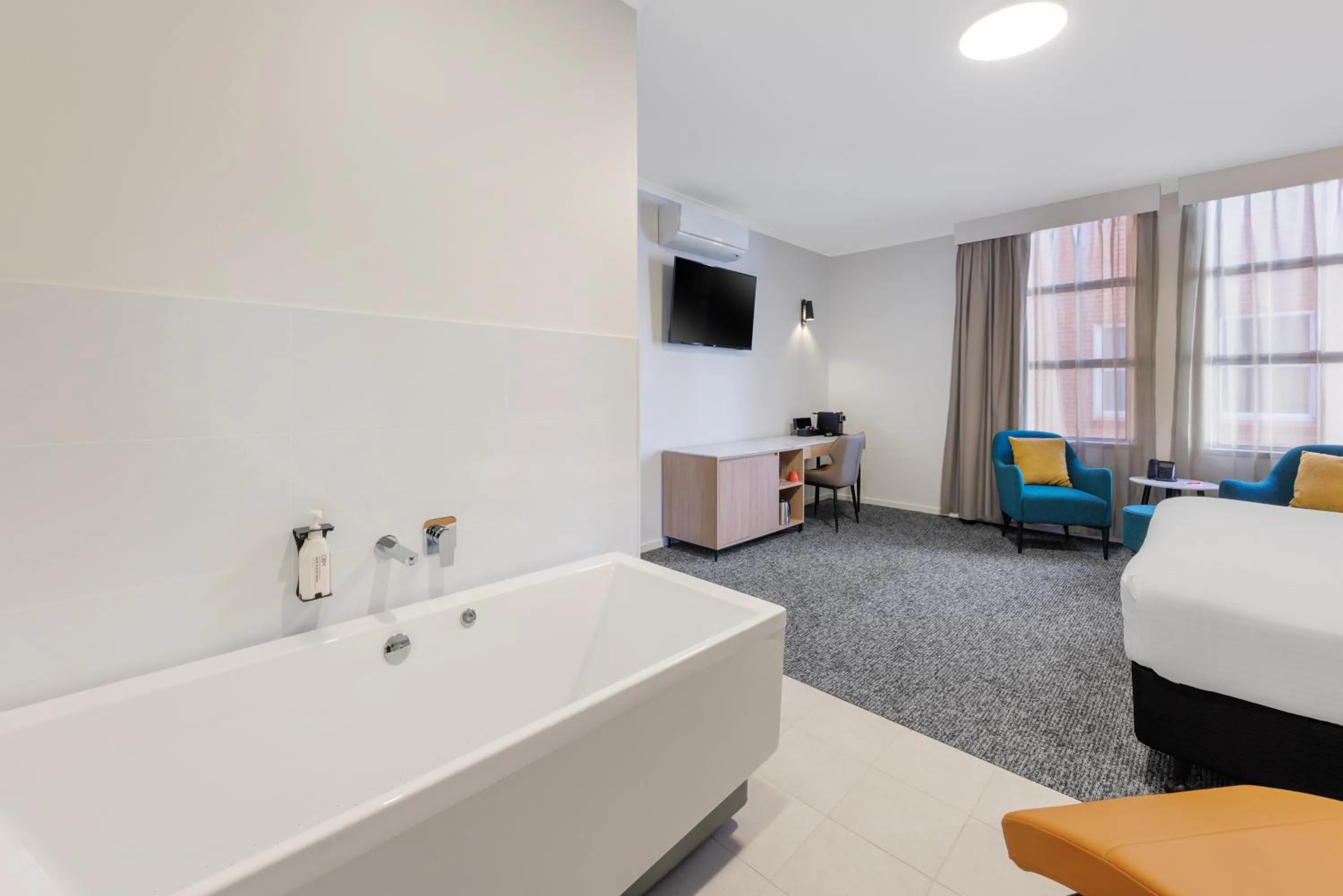 Bath, Bed in The Chancellor on Currie