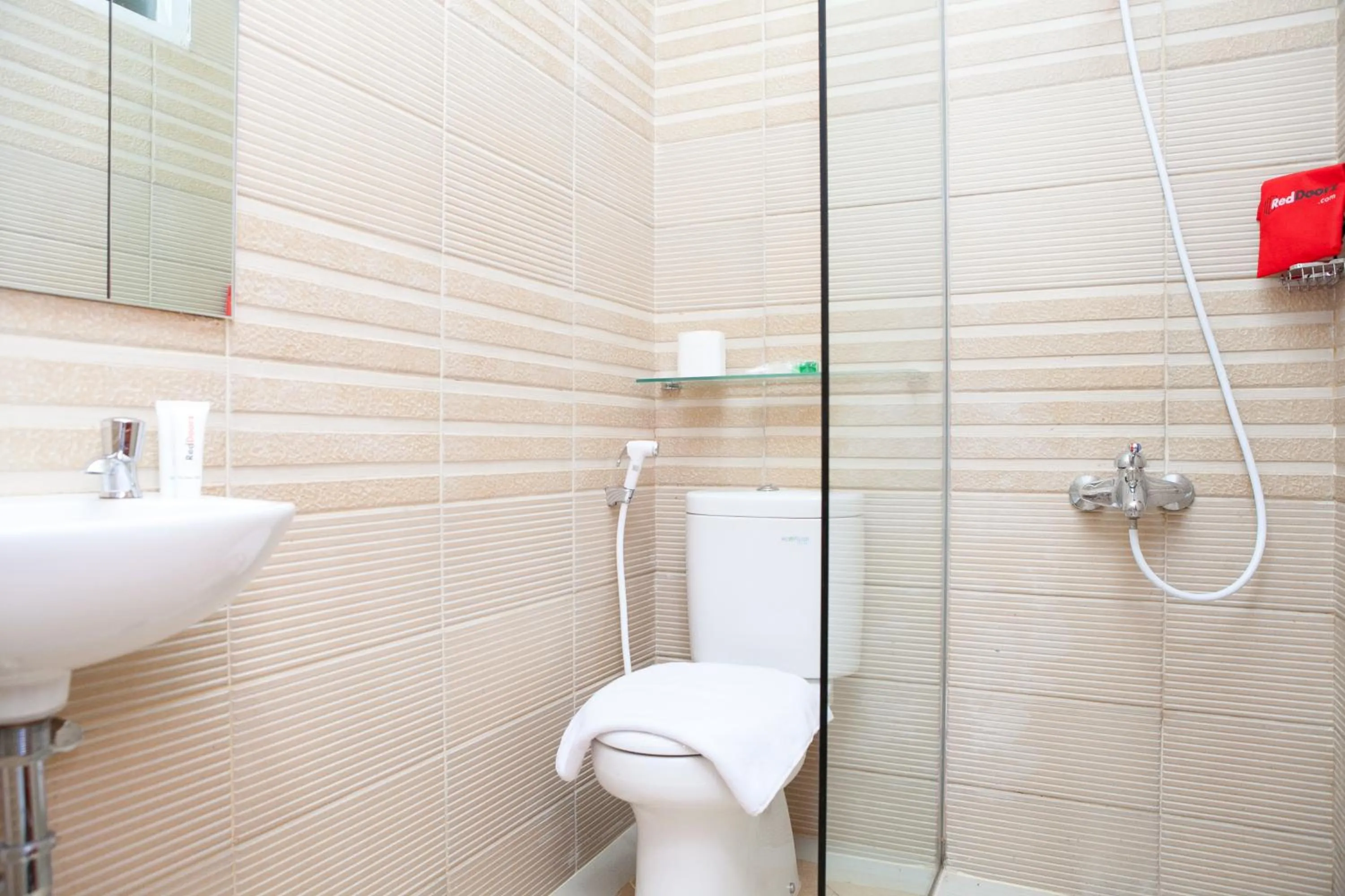 RedDoorz Plus near Pasundan University