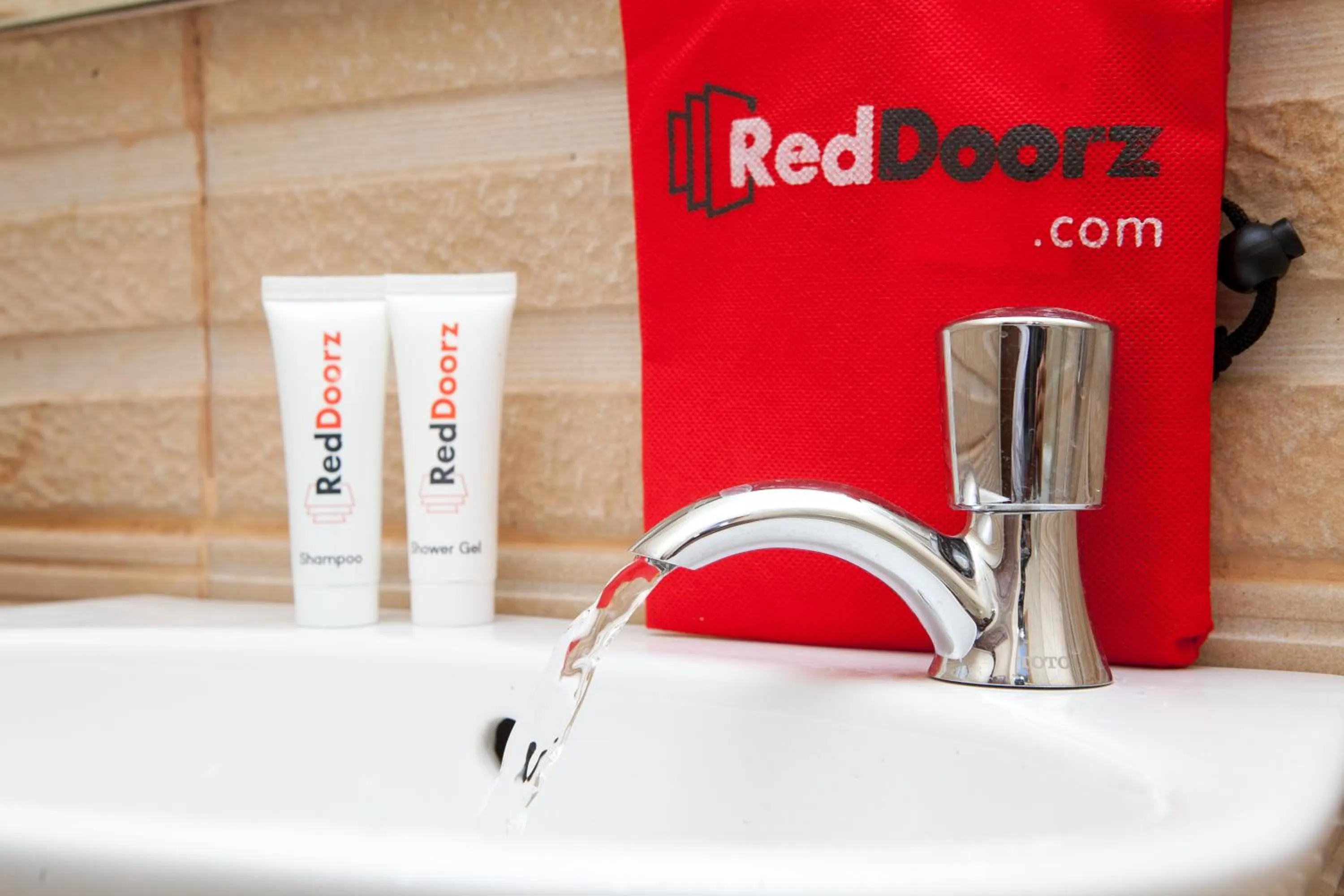 RedDoorz Plus near Pasundan University