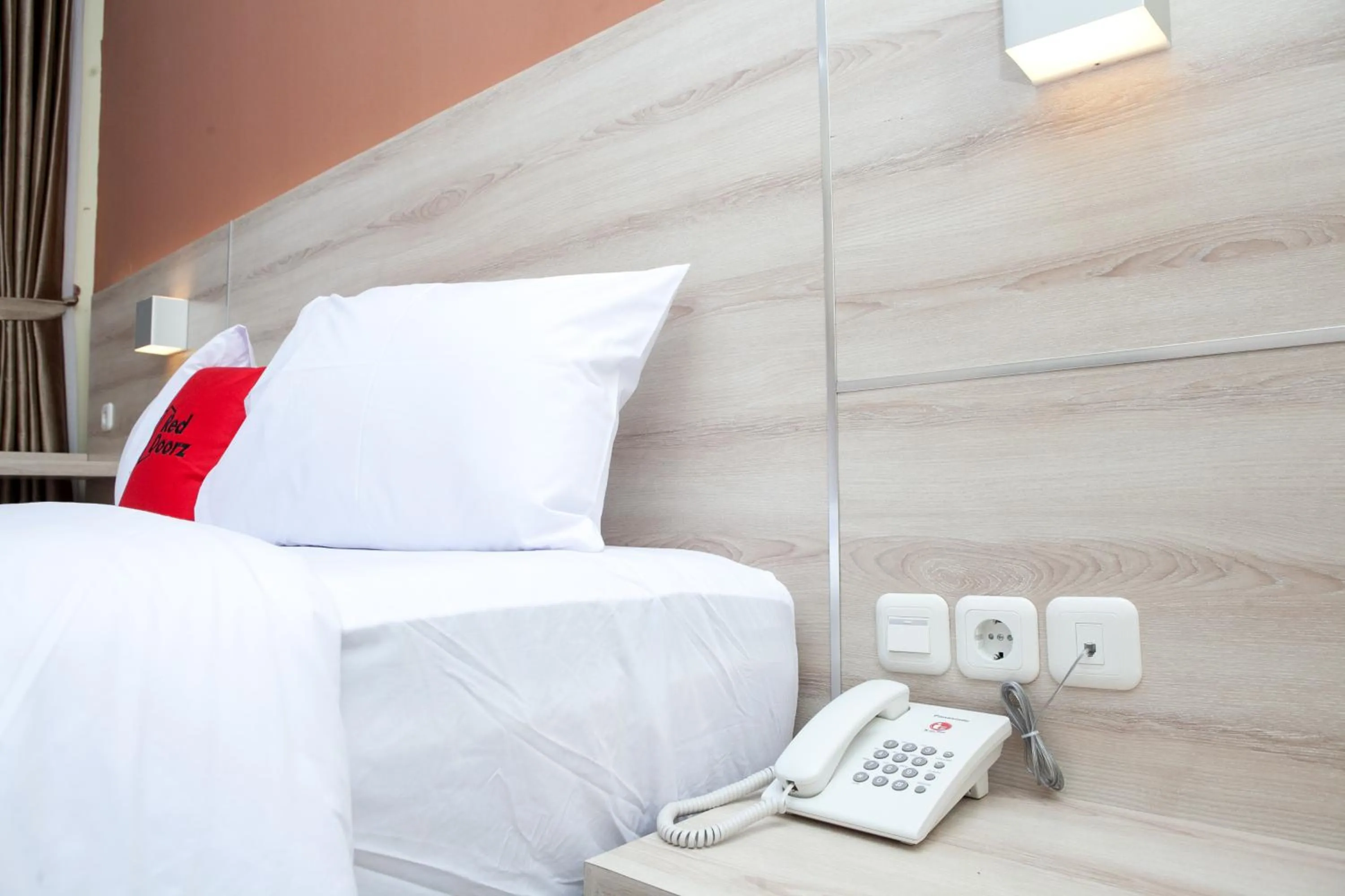 Bed in RedDoorz Plus near Pasundan University