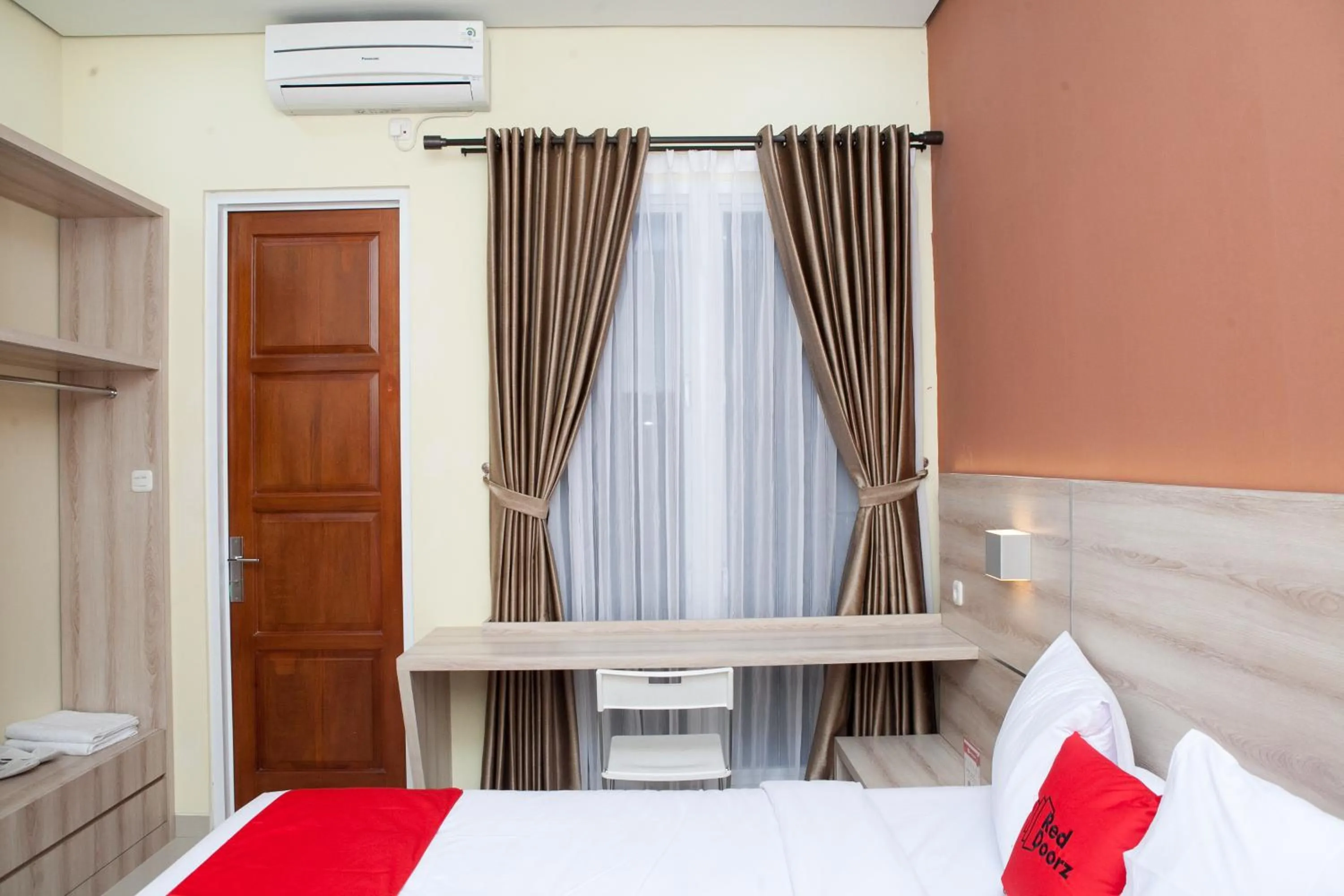 Bed in RedDoorz Plus near Pasundan University