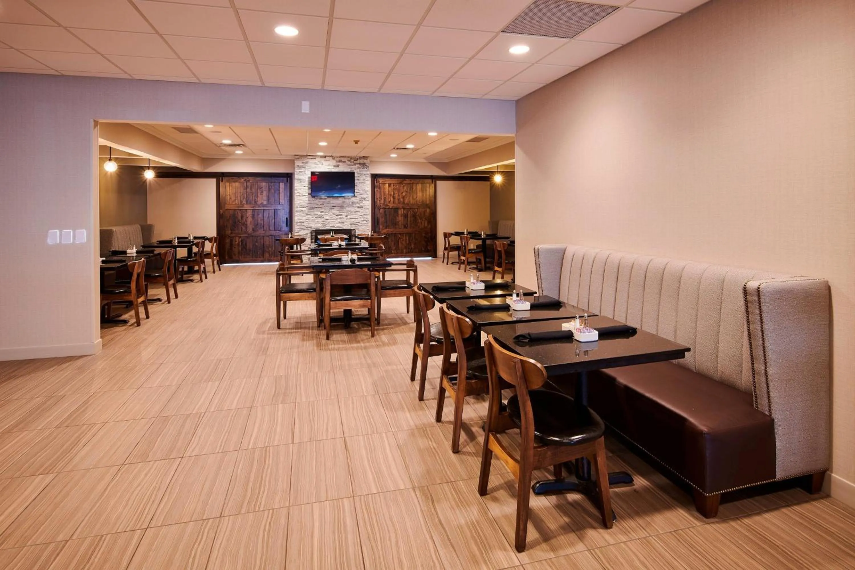 Lounge or bar in Four Points by Sheraton Cleveland-Eastlake