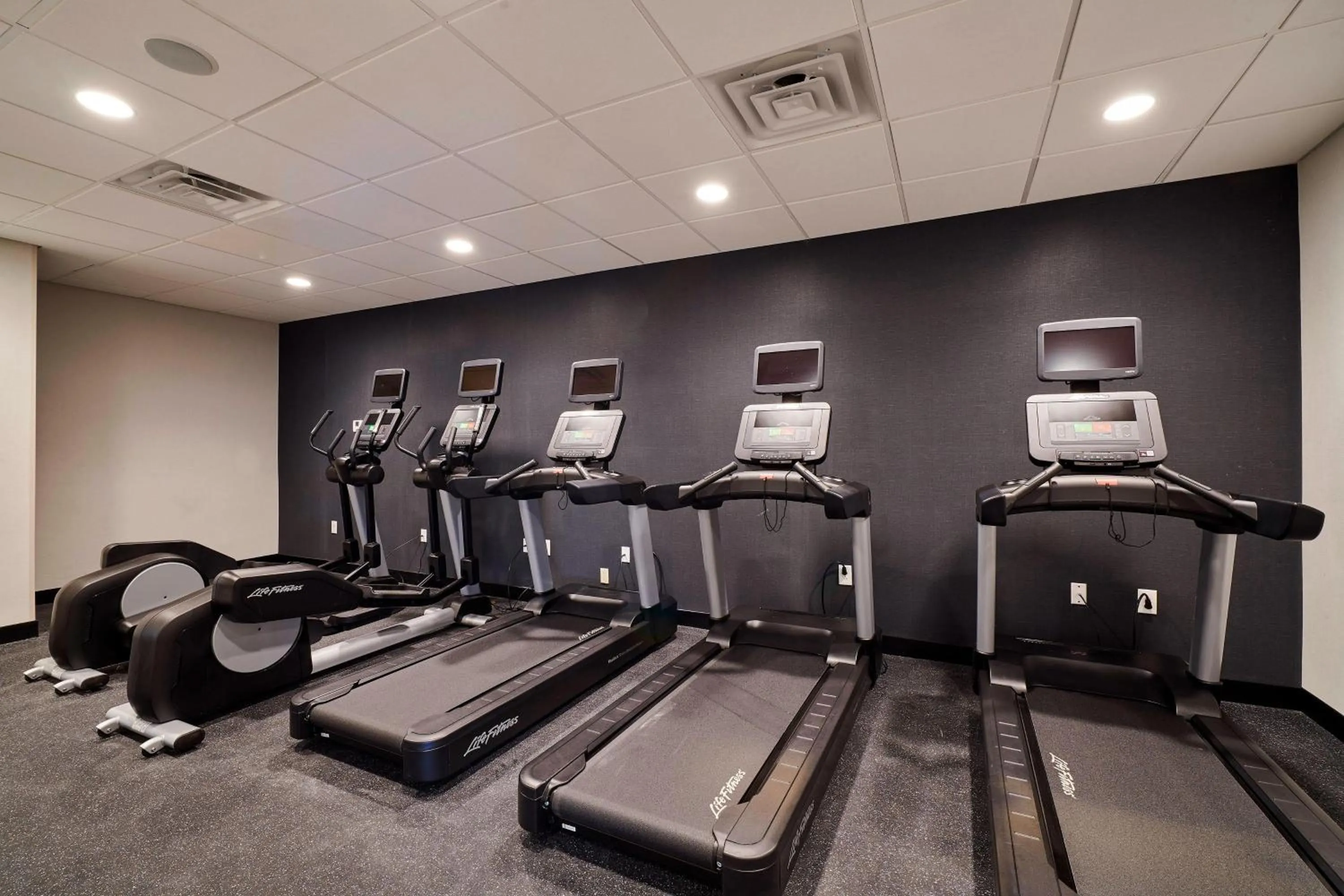 Fitness centre/facilities in Four Points by Sheraton Cleveland-Eastlake
