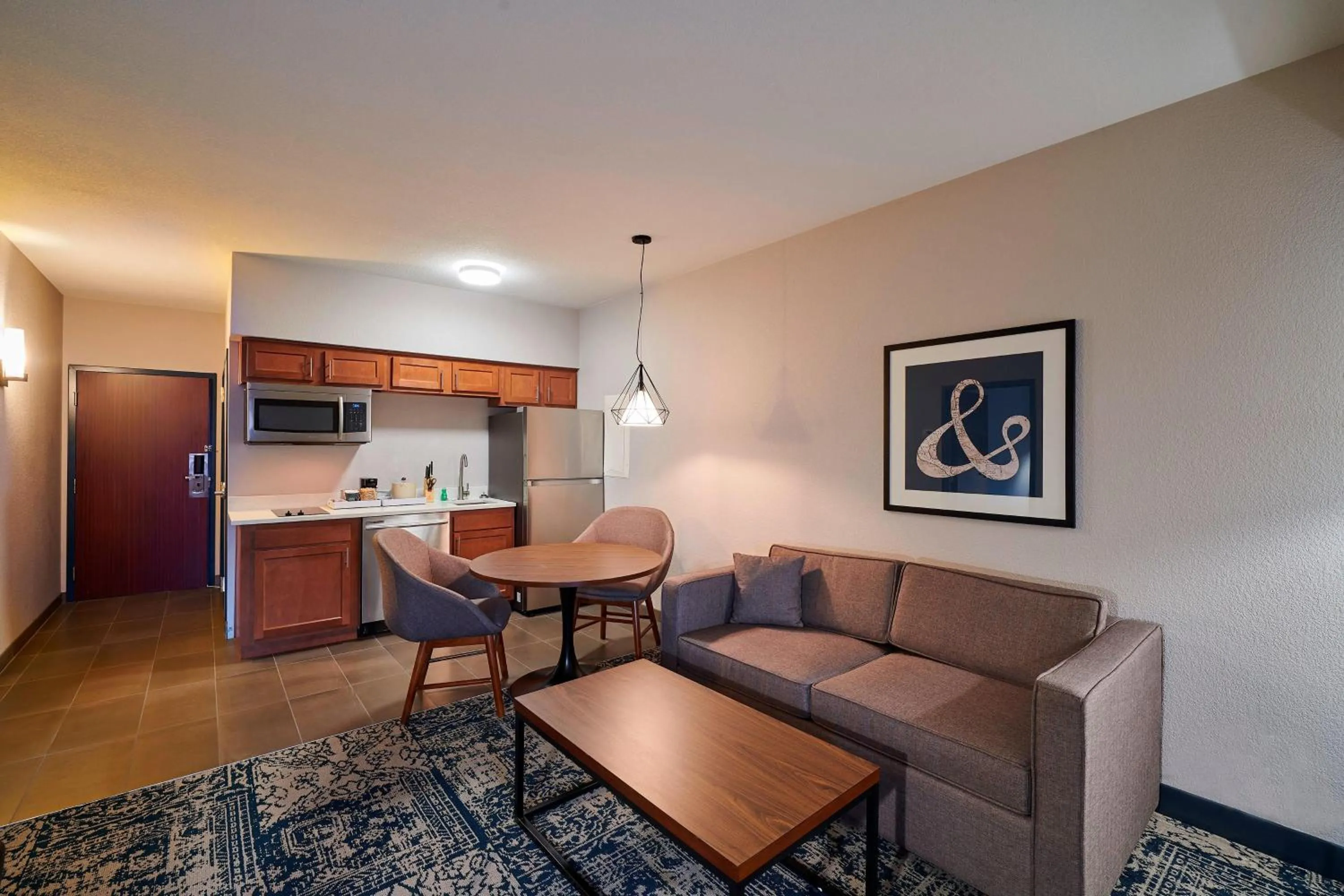 Photo of the whole room in Four Points by Sheraton Cleveland-Eastlake