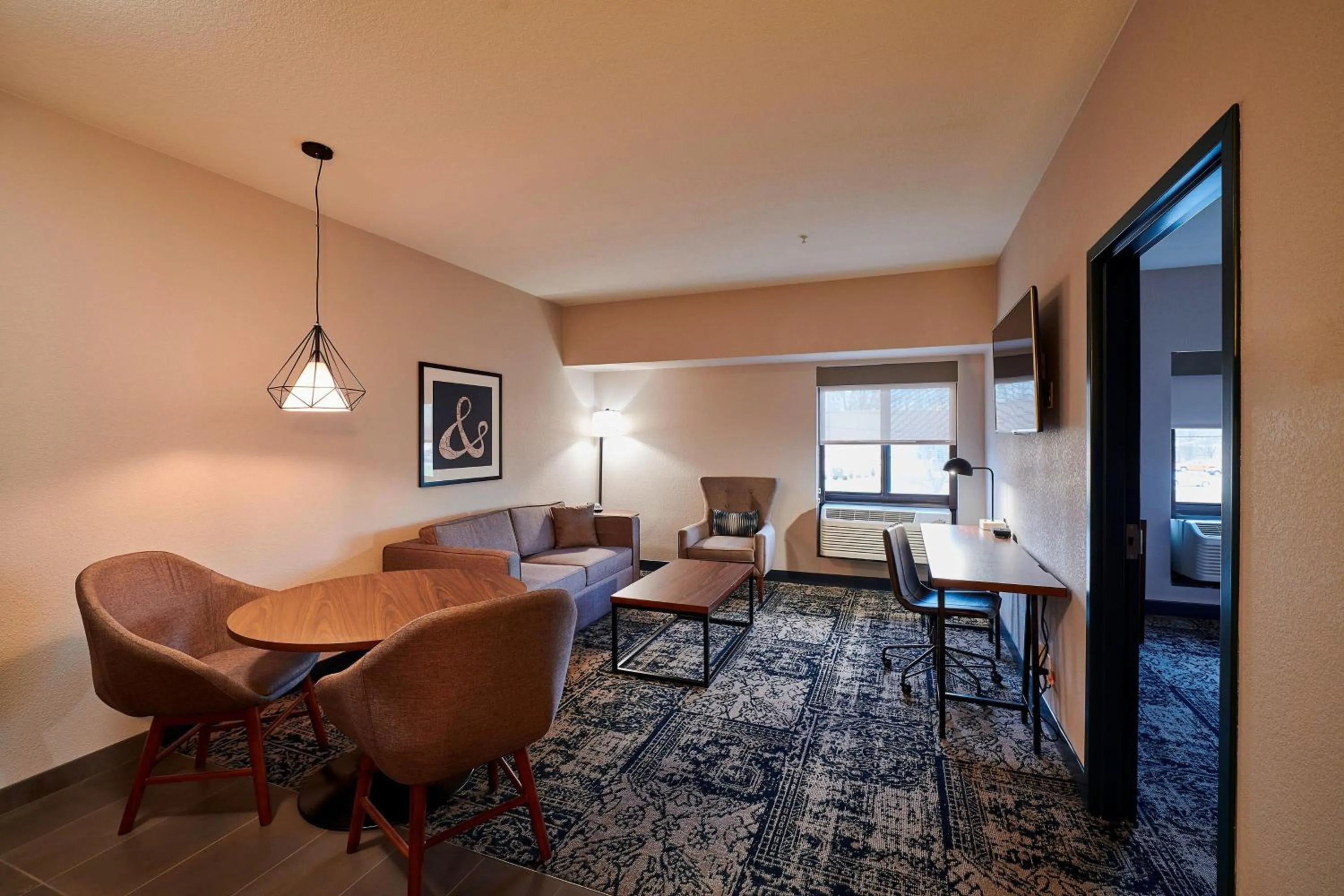 Photo of the whole room in Four Points by Sheraton Cleveland-Eastlake