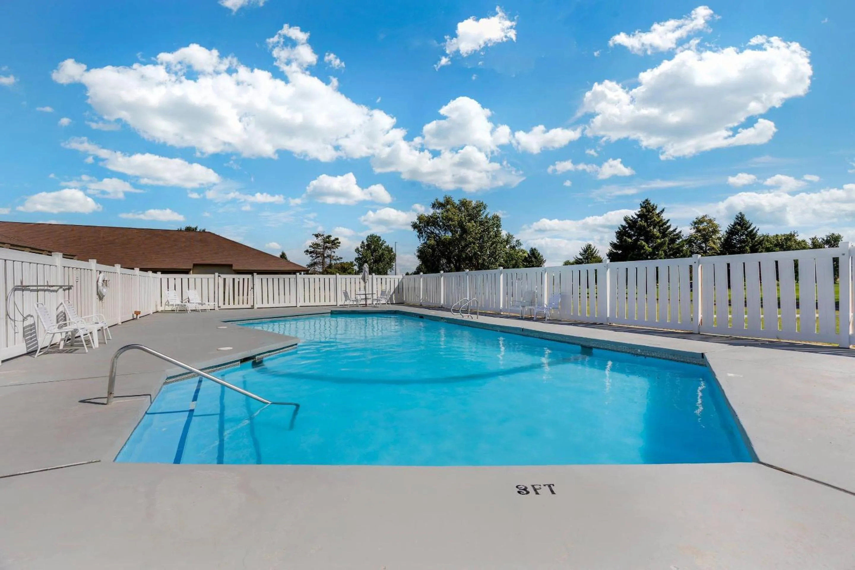 Swimming pool in Quality Inn Umatilla - Hermiston