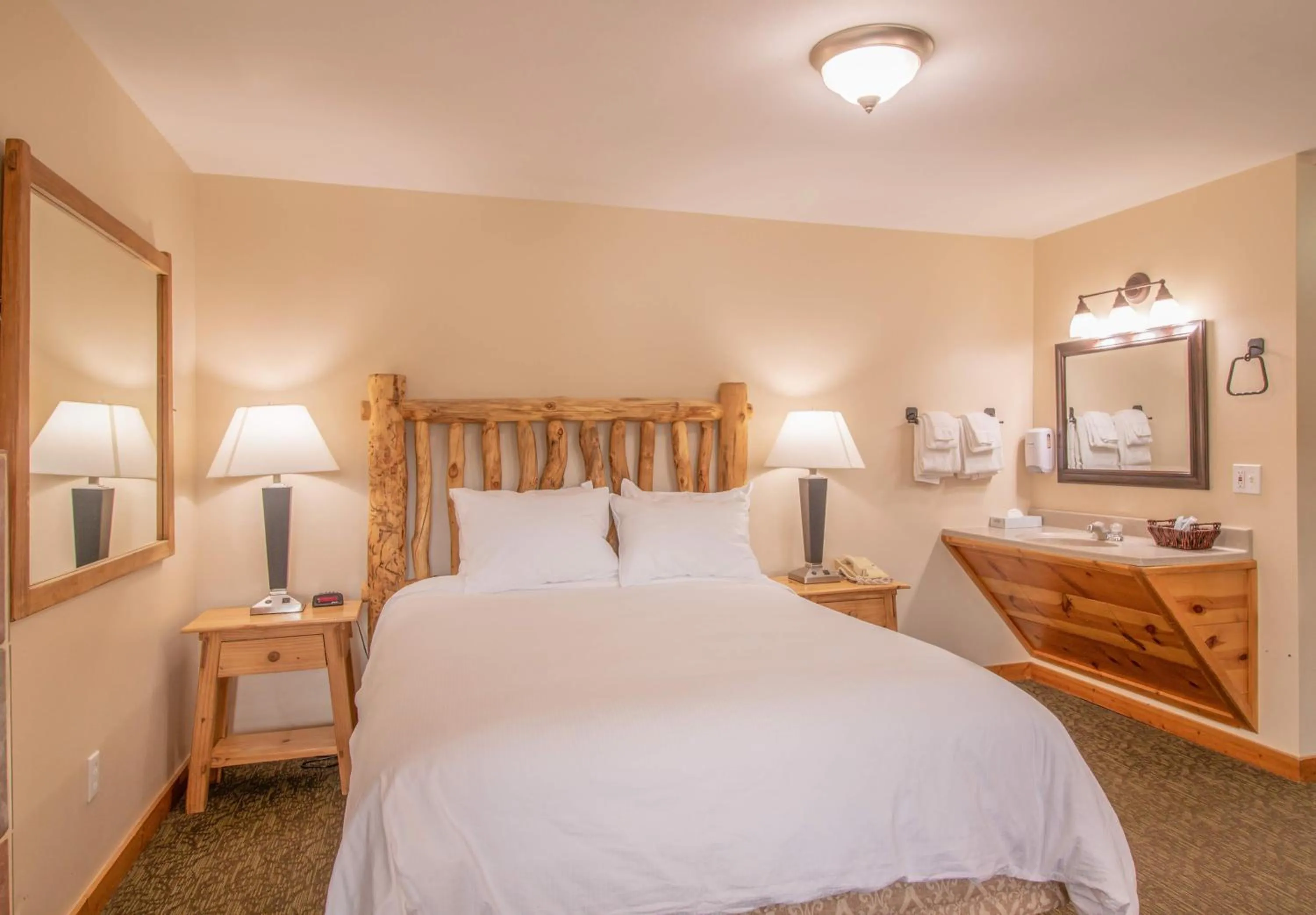 Bedroom, Bed in Discovery Lodge