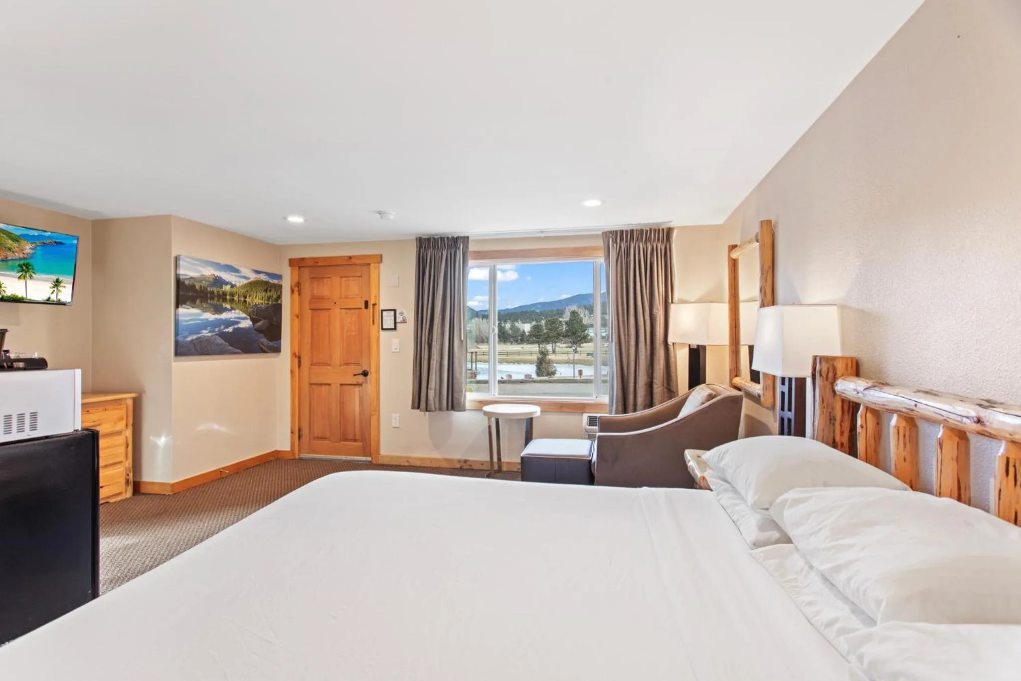 Photo of the whole room, Bed in Discovery Lodge