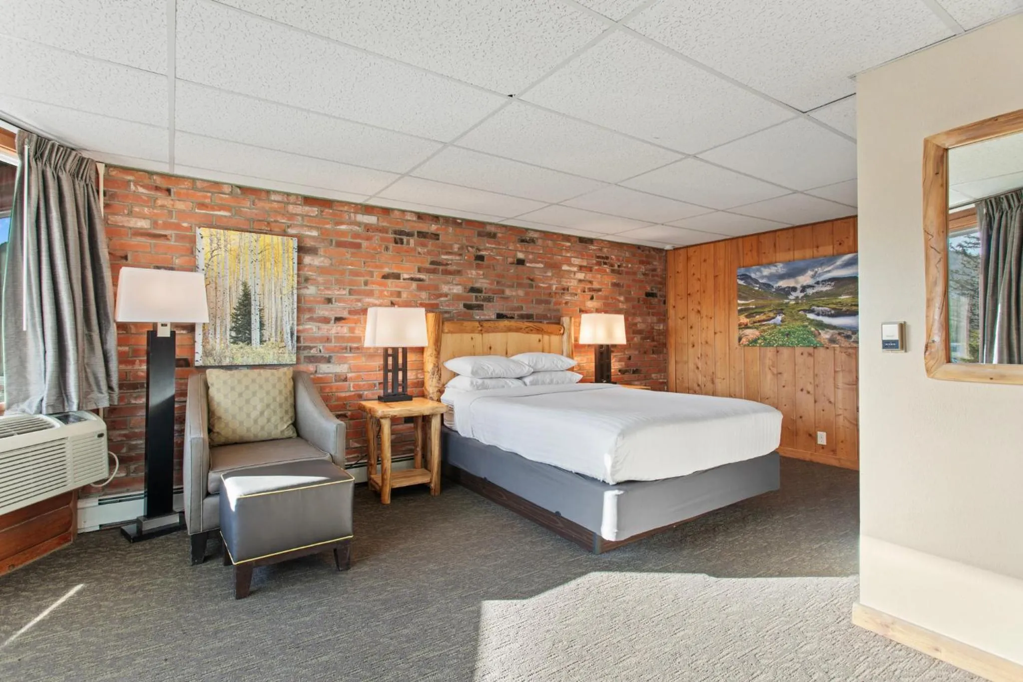 Photo of the whole room, Bed in Discovery Lodge