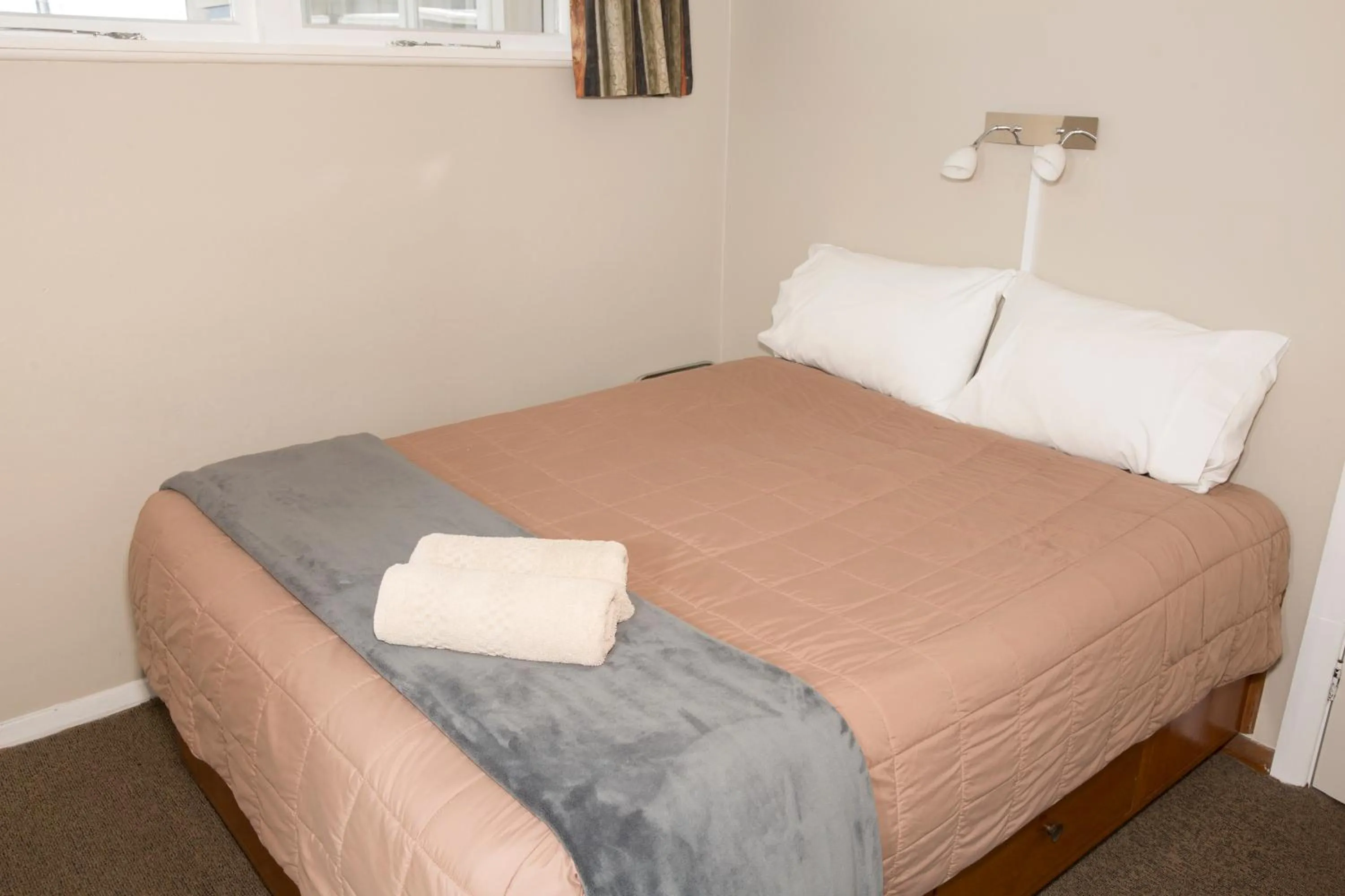 Bedroom, Bed in Greymouth Motel