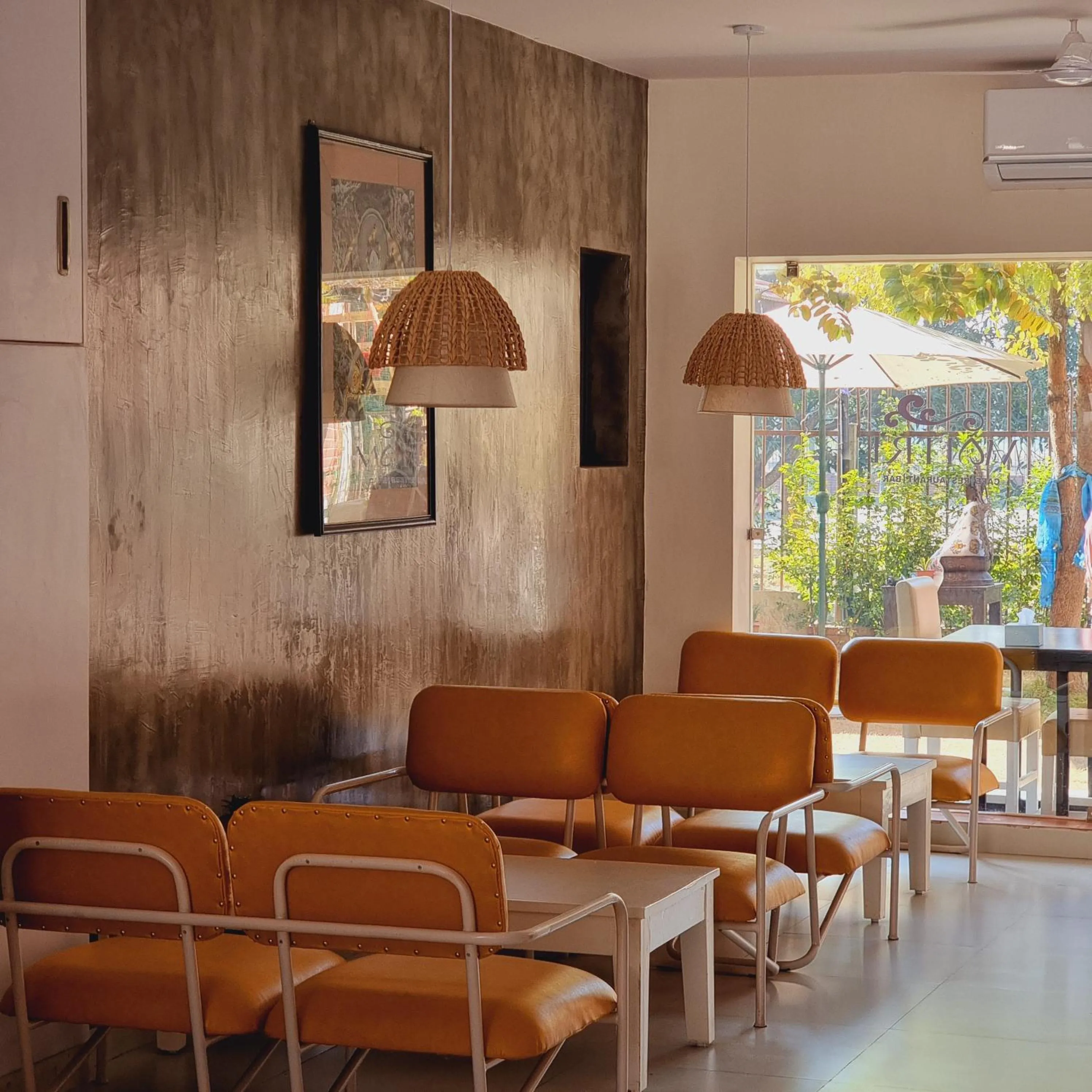 Restaurant/places to eat in Hotel Ananda Inn