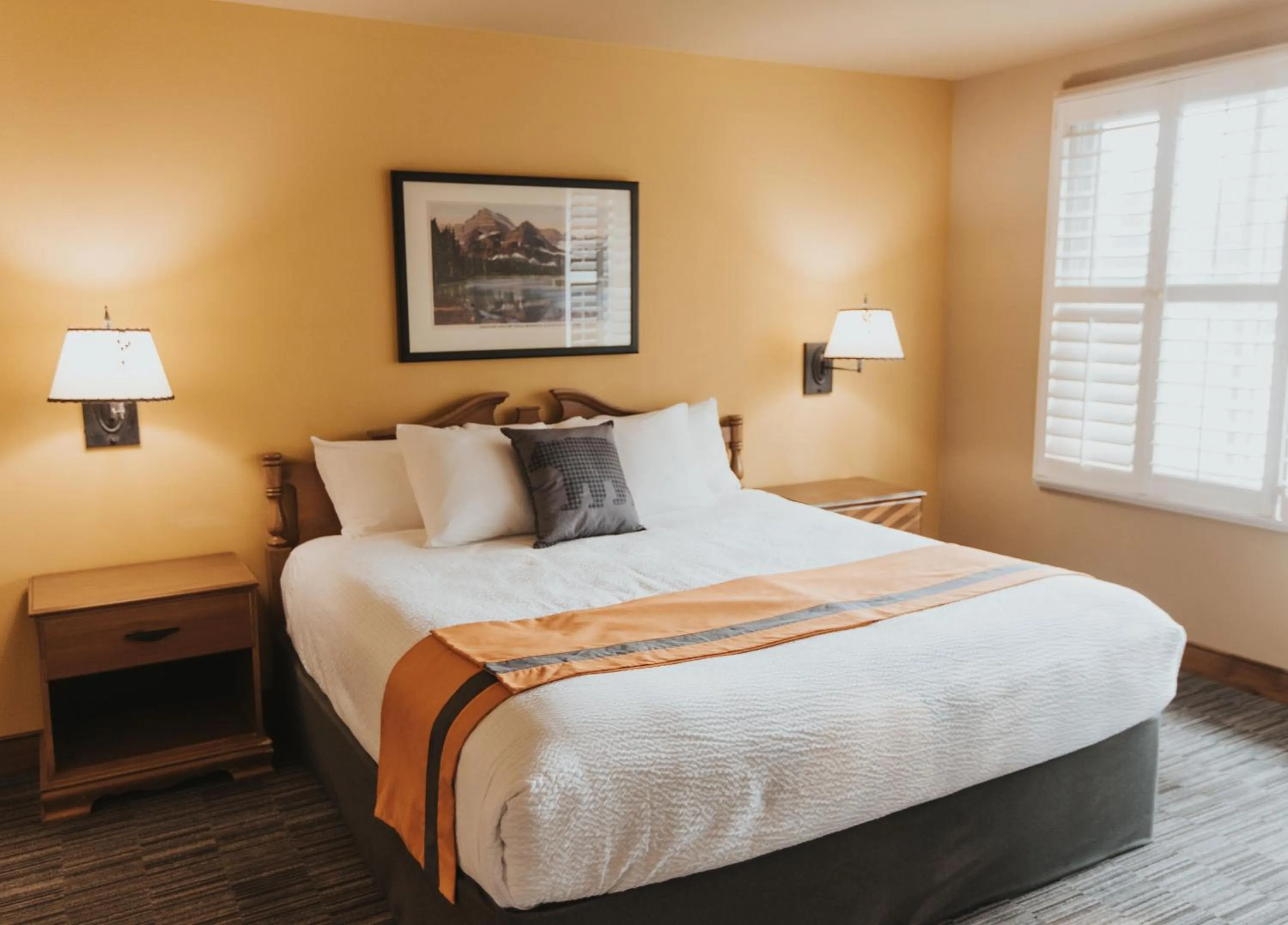 Bedroom, Bed in Grouse Mountain Lodge