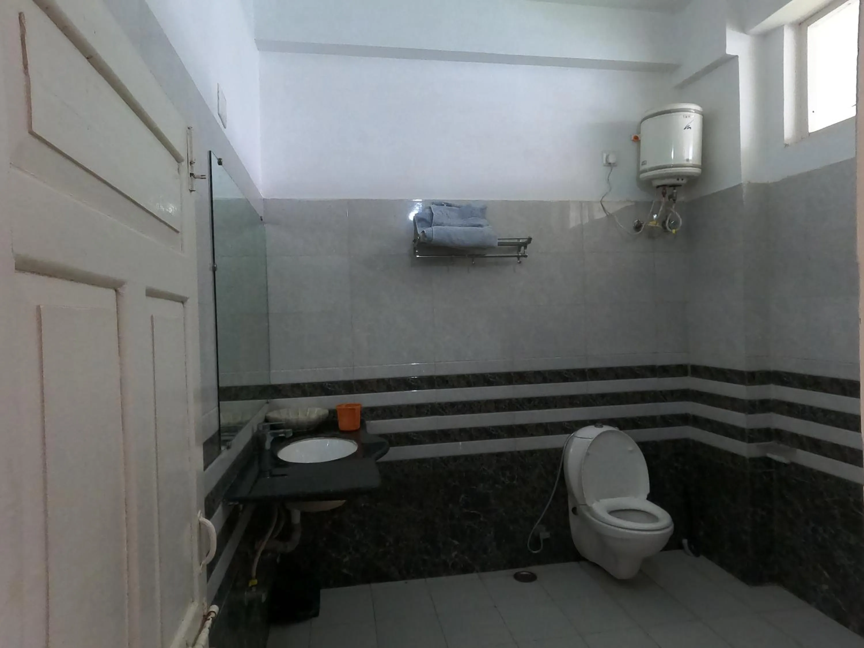 Toilet in The Hostel Crown