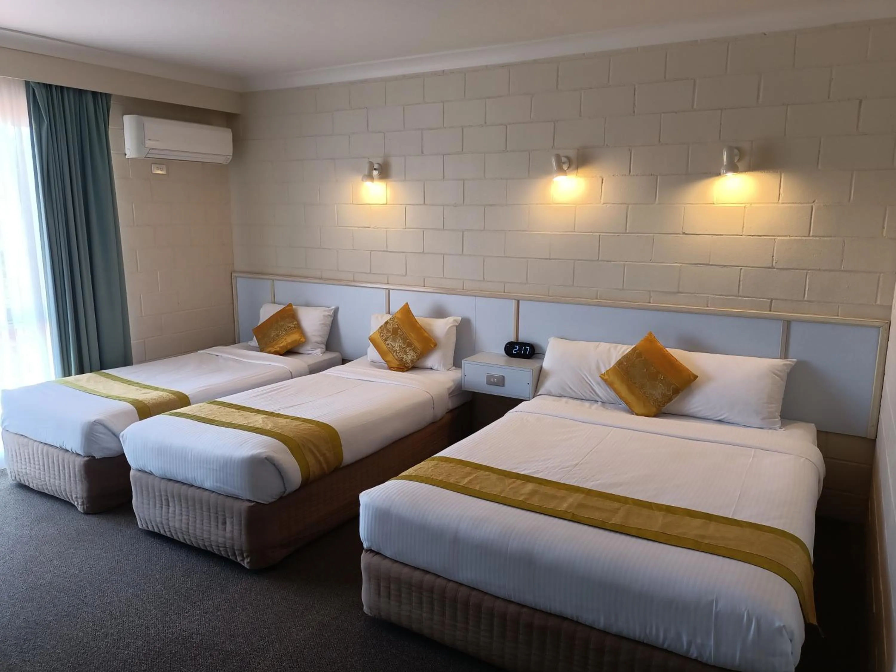 Bedroom, Bed in Admiral Nelson Motor Inn