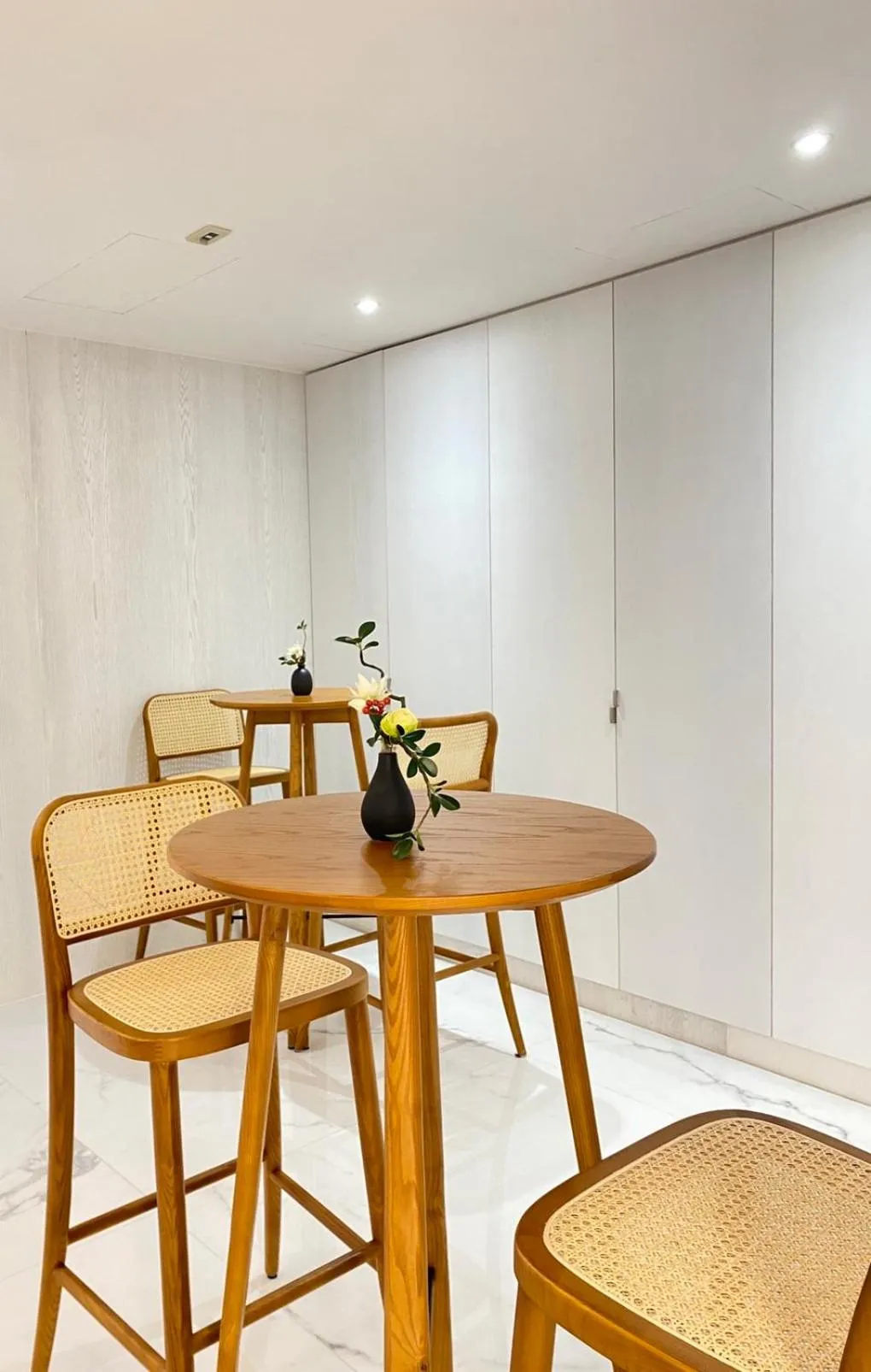 Communal lounge/ TV room in suye hotel