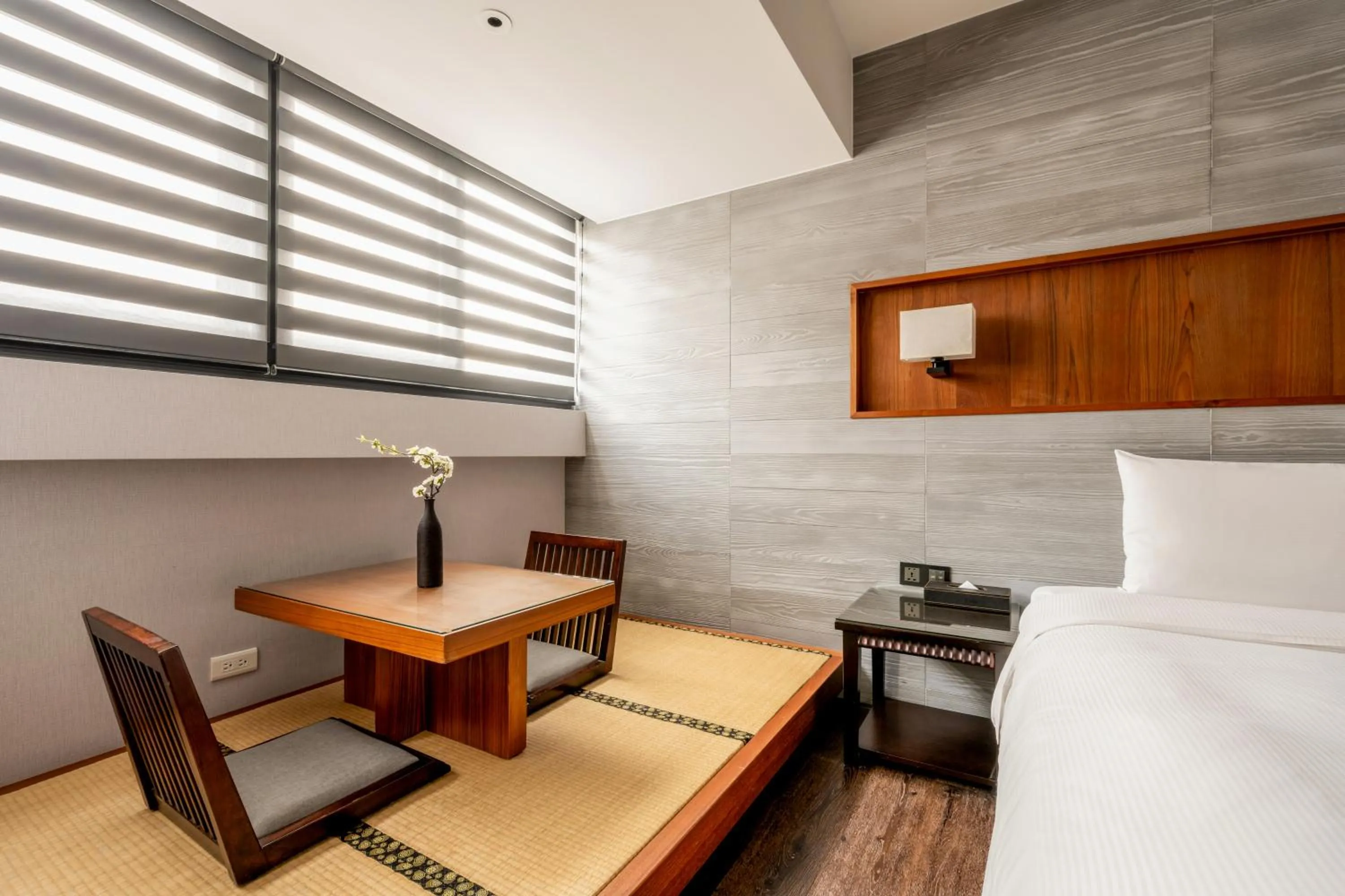 Seating area, Bed in suye hotel