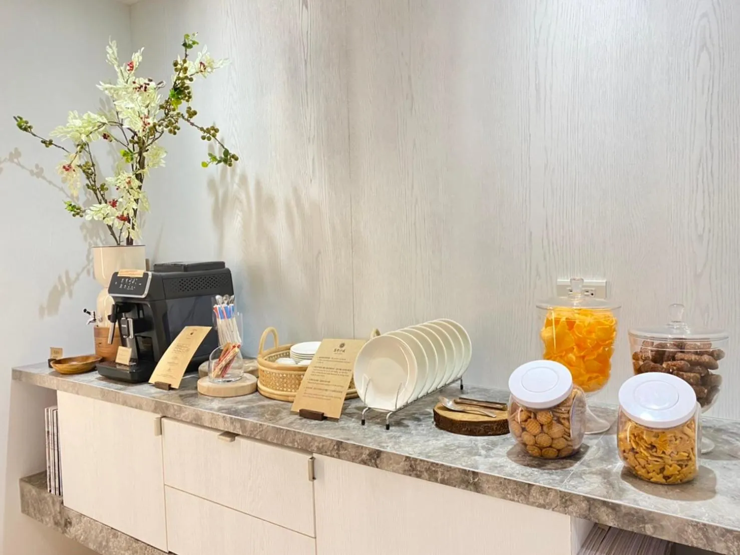 Communal lounge/ TV room in suye hotel