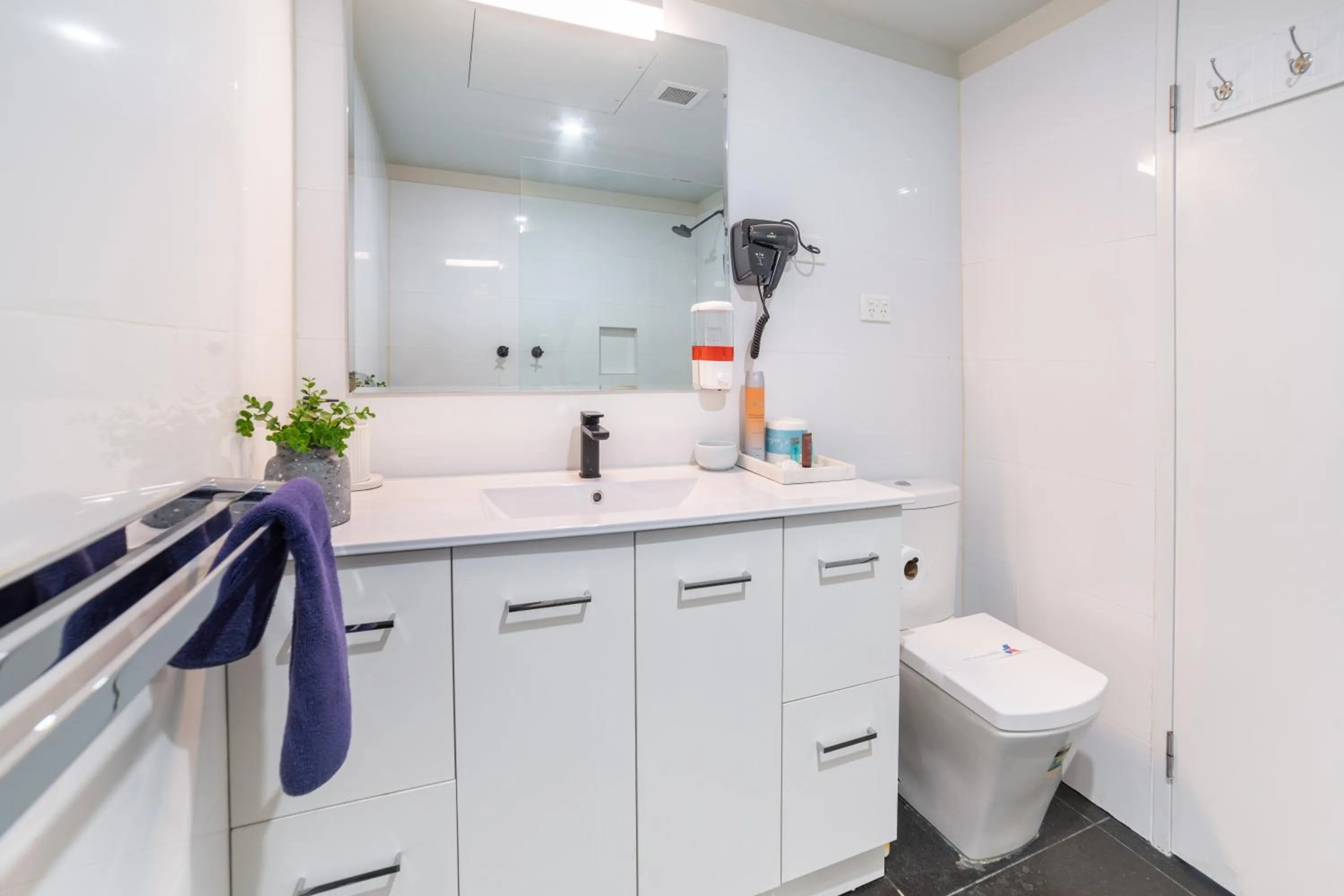 Toilet in Bankstown Motel 10