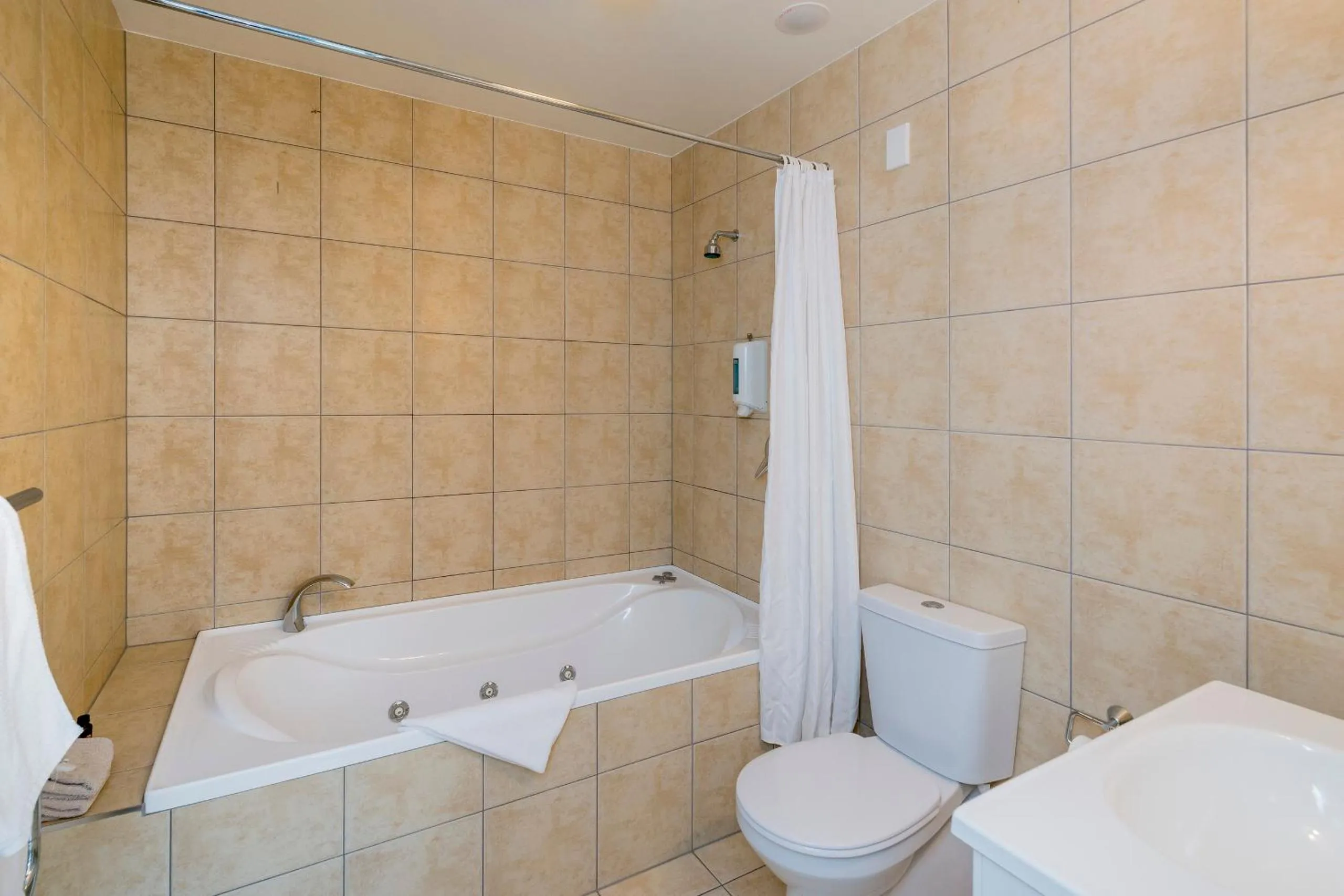 Hot Tub in Finns Paekakariki