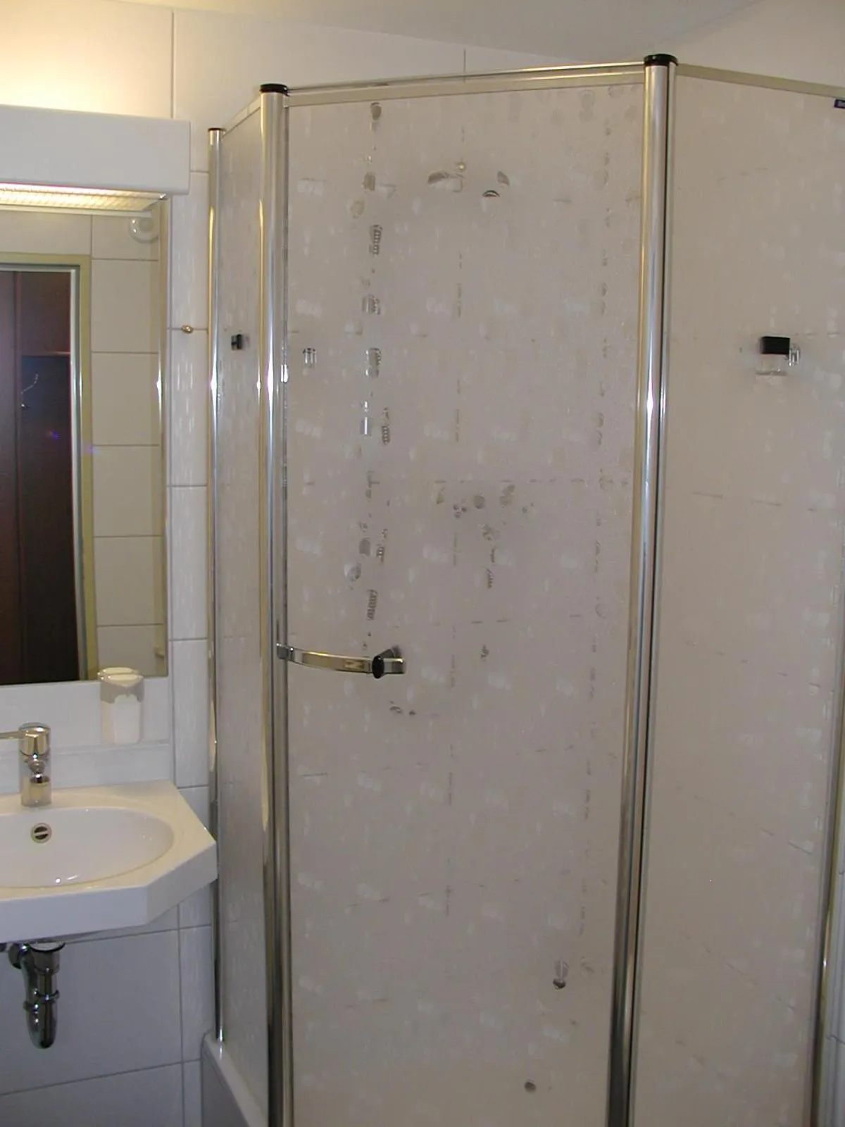 Shower in Motel Monteur