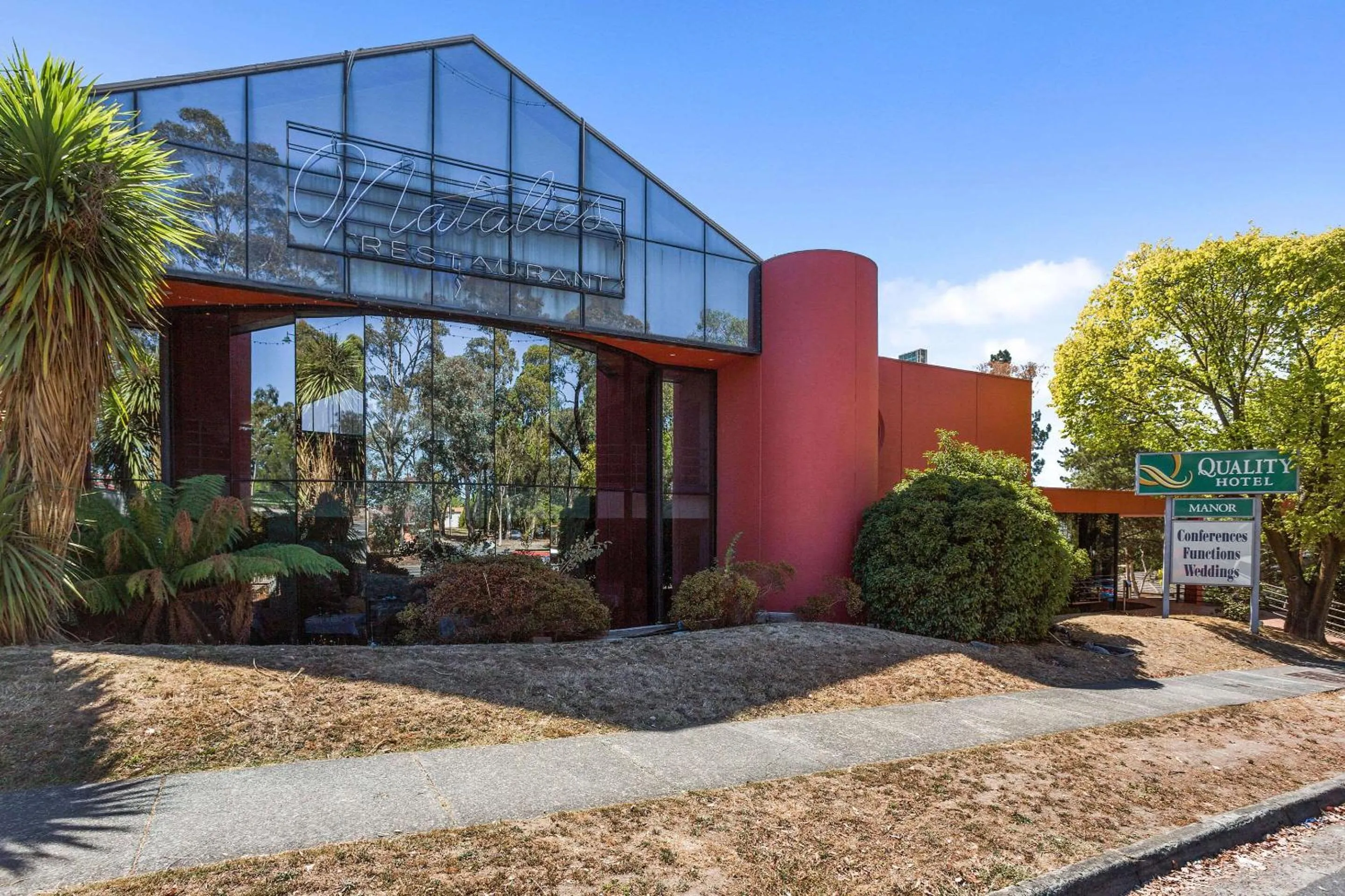 Property building in Quality Hotel Manor