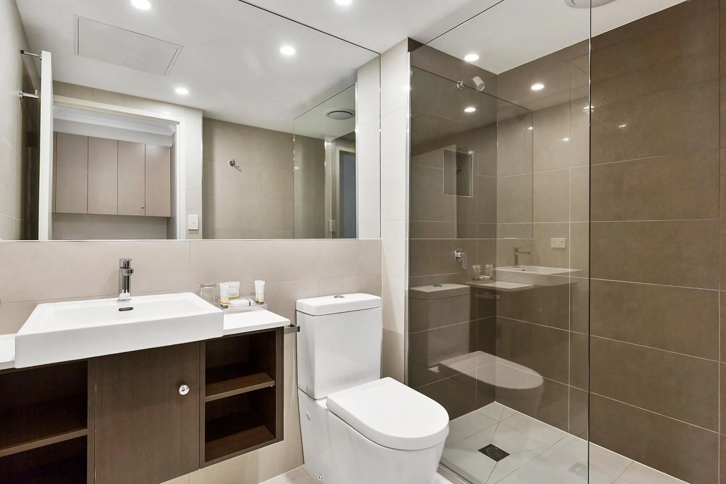 Toilet in Quality Hotel Manor