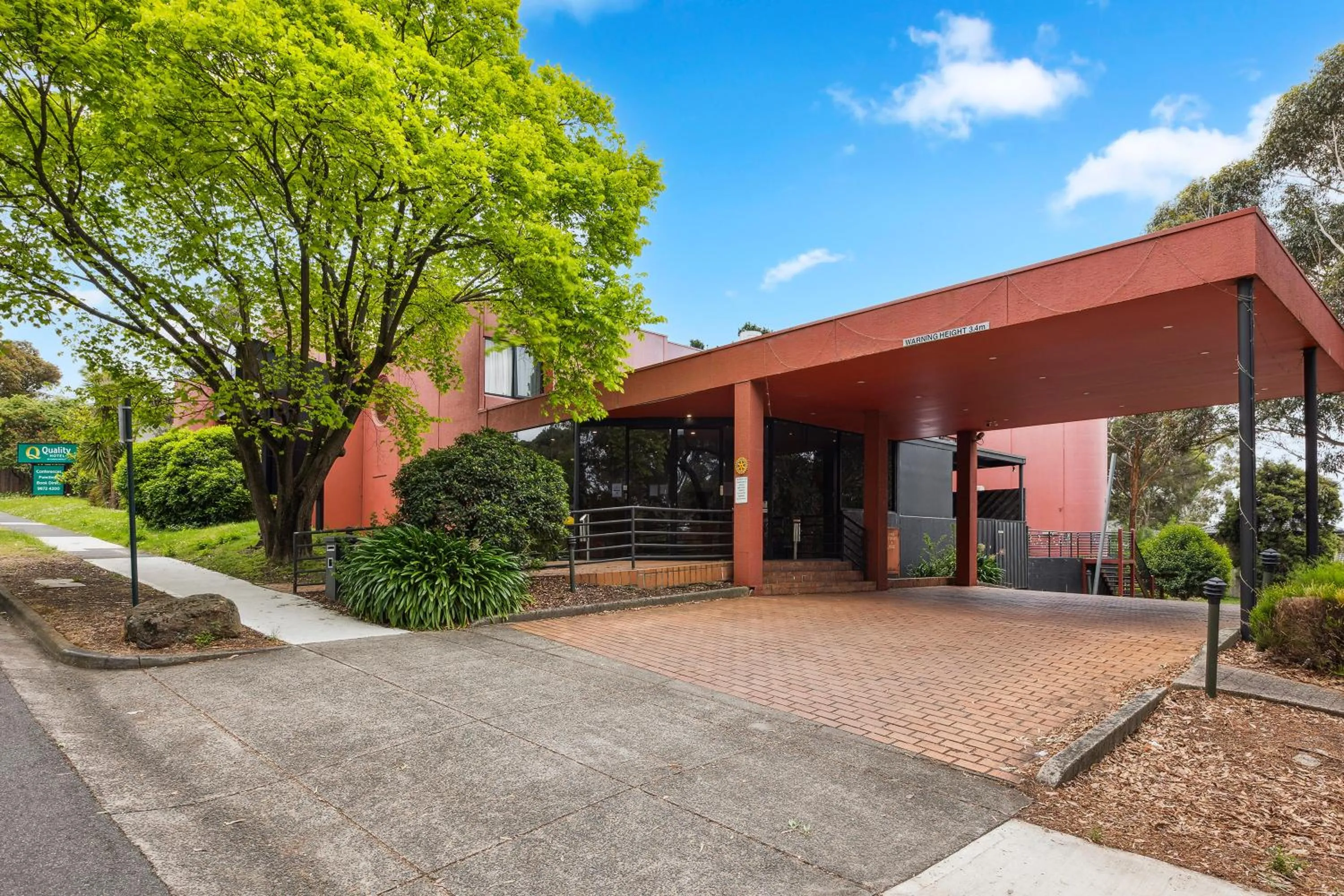 Property building in Quality Hotel Manor