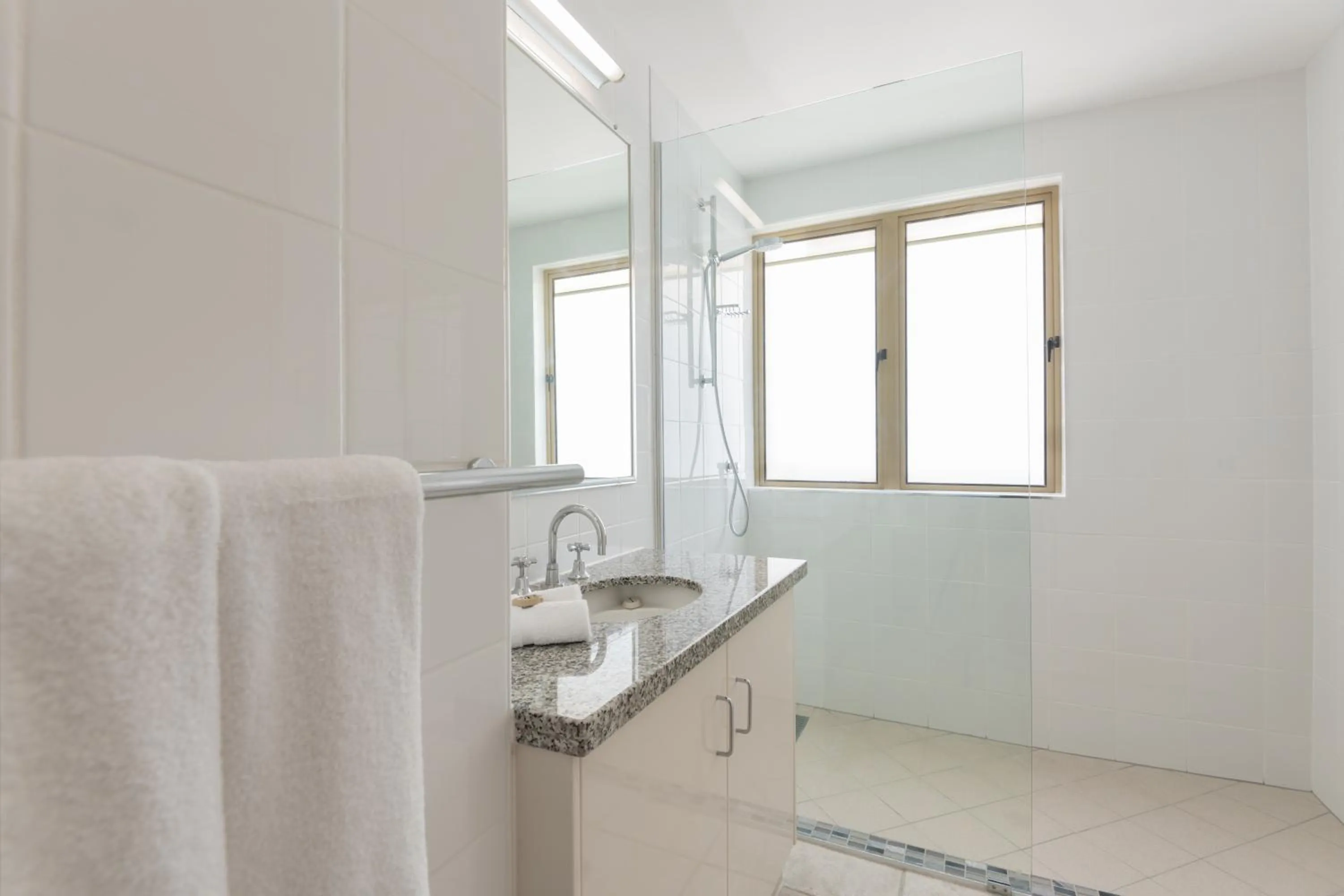 Bathroom in Silkari Reflections of Port Douglas