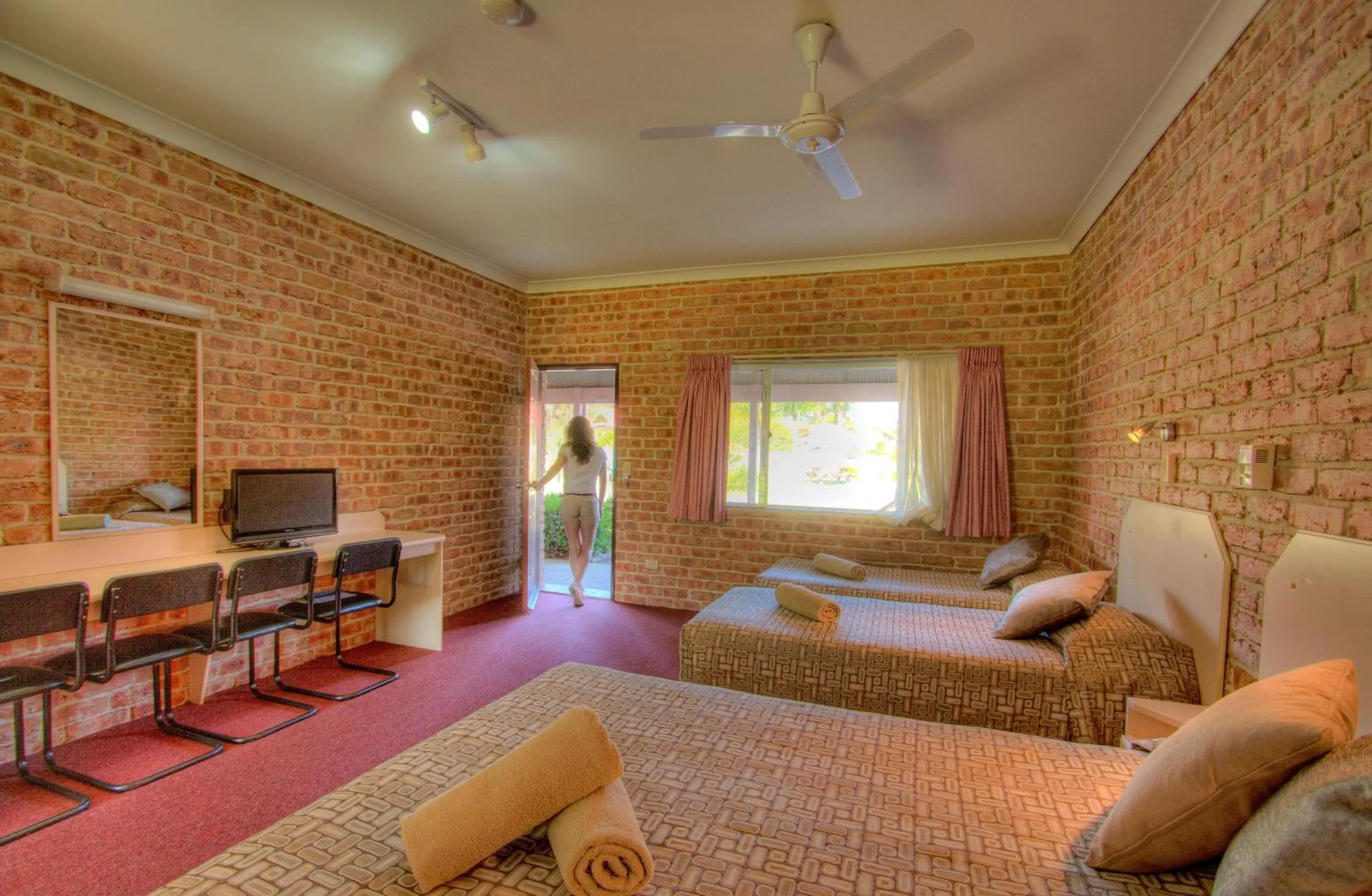 Photo of the whole room, Seating Area in Gloucester Country Lodge Motel