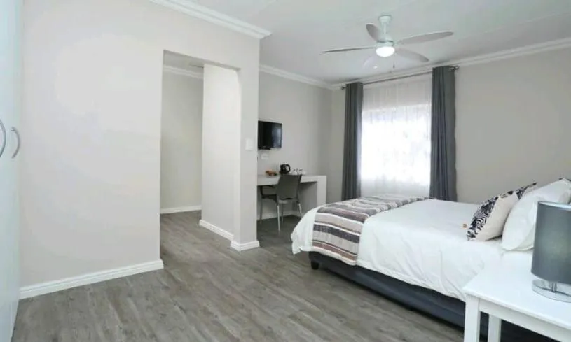 Photo of the whole room, Bed in Eagle Cove