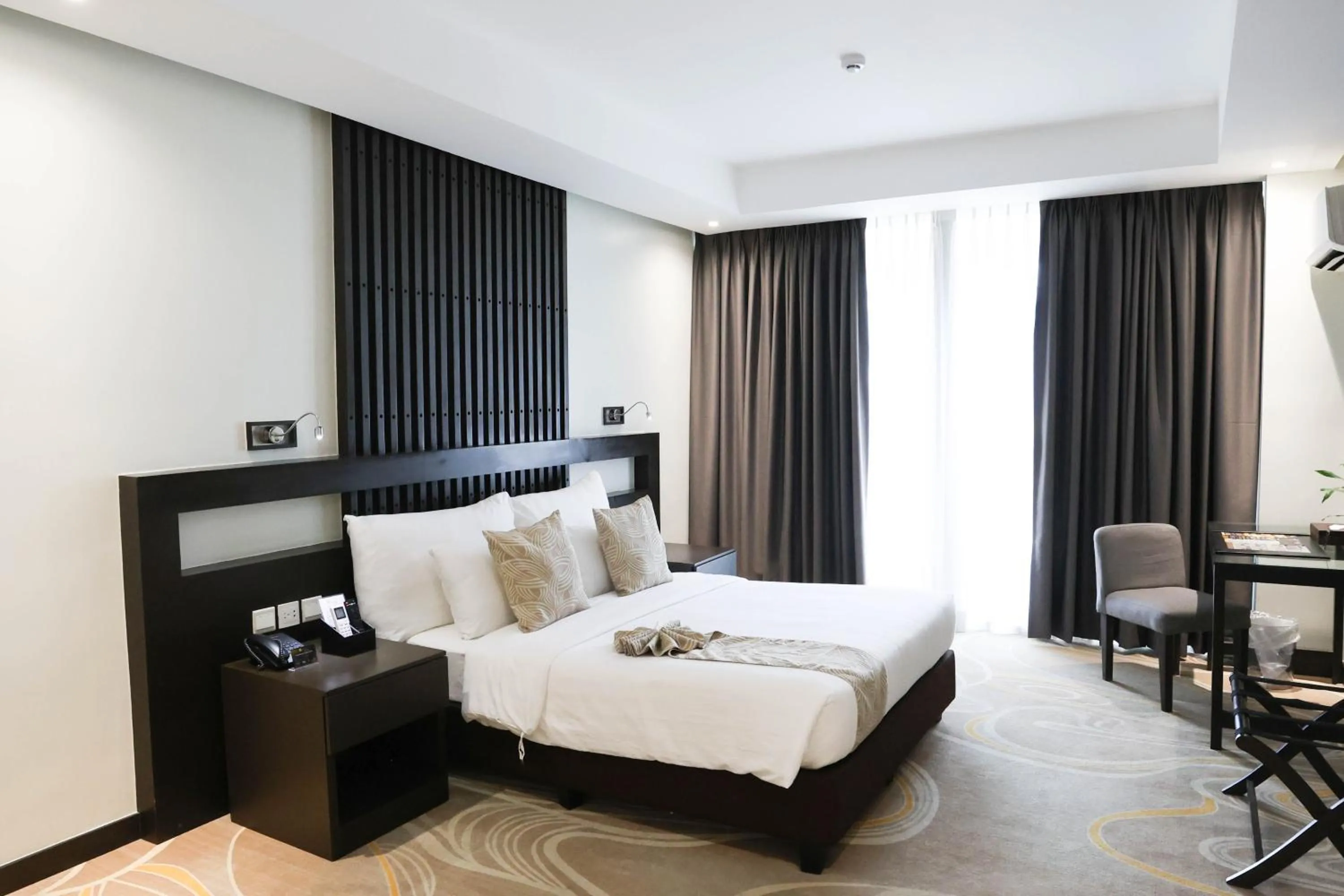 Bed in The Oriental Hotel Legazpi