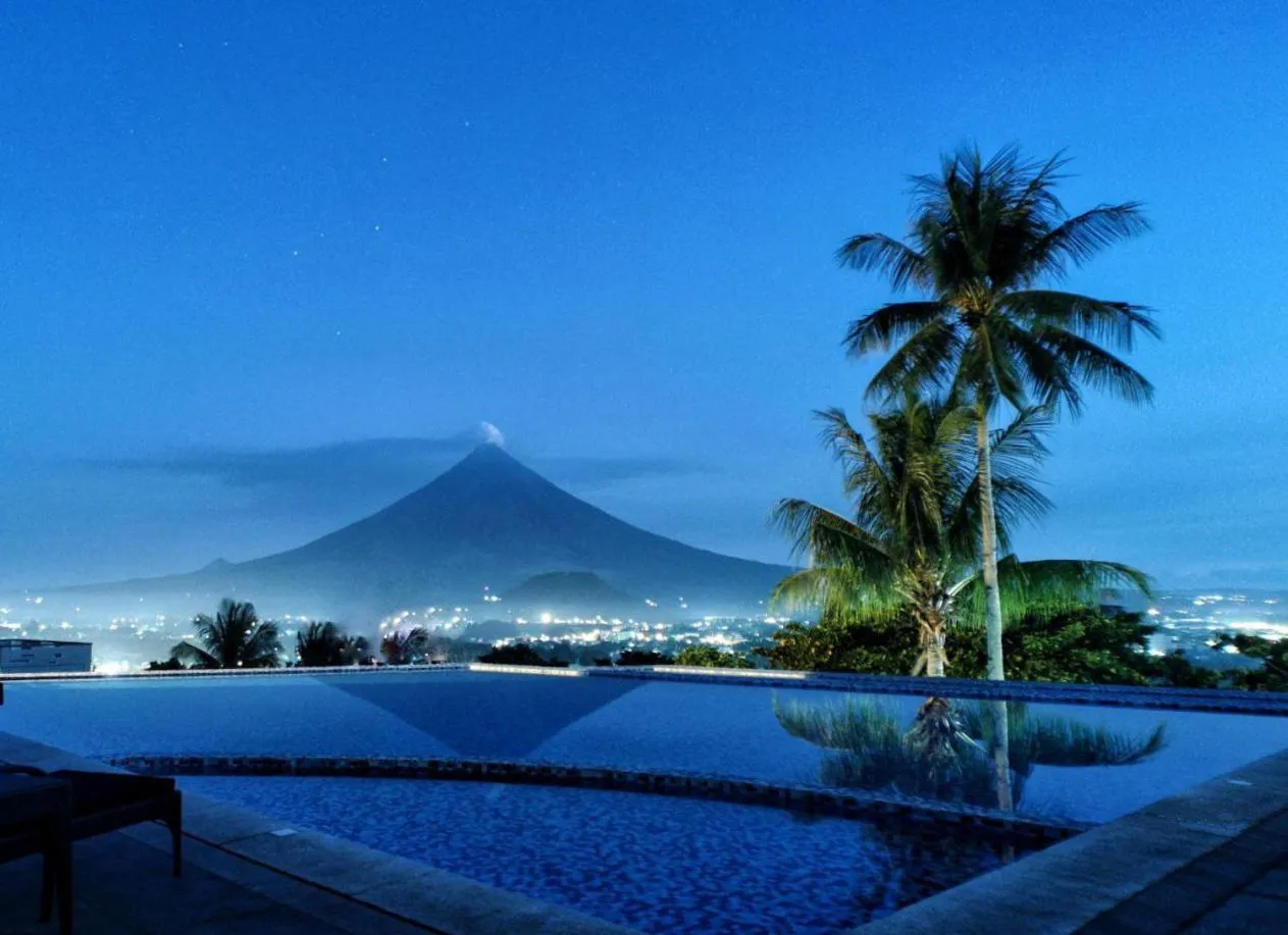 Swimming pool in The Oriental Hotel Legazpi